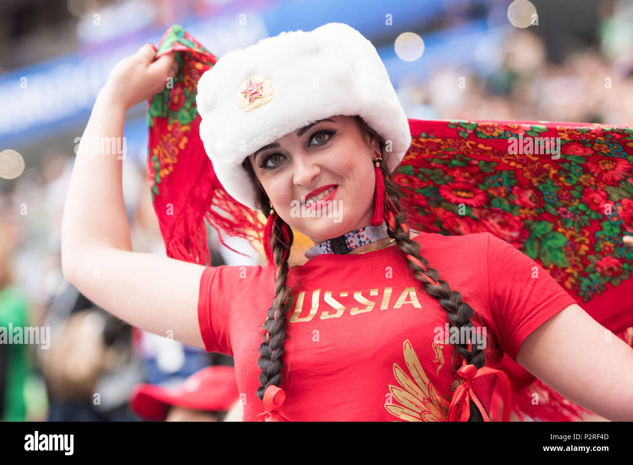 Russische Lüfter mit pelzkappe, Büste, Ventilator, Ventilatoren, Zuschauer, Fans, Supporter, Frau, Frau, Russische Föderation (RUS) - Saudi-Arabien (KSA) 5:0, Vorrunde, Gruppe A, Spiel 1, am 14.06.2018 in Moskau; Fußball-WM 2018 in Russland vom 14.06. - 15.07.2018. | Verwendung weltweit Stockfoto