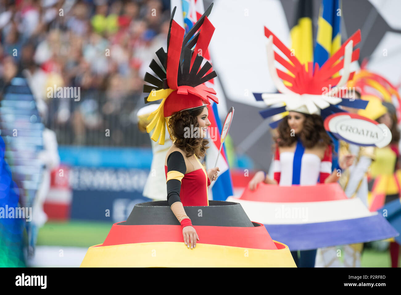 Moskau, Russland. 14 Juni, 2018. Während der Show, eine Frau in den Farben des Turniers Teilnehmer Deutschland erscheint, Eröffnungsfeier, offene Zeremonie, Eröffnungsfeier, Feier, Show Act, Eröffnung, Eröffnung, verkleidet, getarnt, Kostüme, Kostsme, halb Bild, halb Abbildung, Russland (RUS) - Saudi-arabien Saudi-Arabien (KSA) 5:0, Vorrunde, Gruppe A, Spiel 1, am 14.06.2018 in Moskau; Fußball-WM 2018 in Russland vom 14.06. - 15.07.2018. | Verwendung der weltweiten Kredit: dpa/Alamy leben Nachrichten Stockfoto