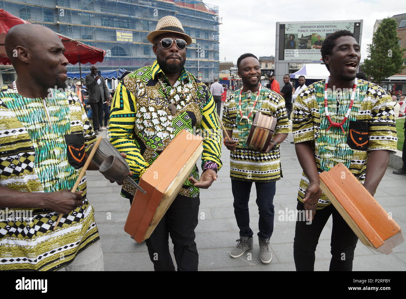 London, Großbritannien. 16 Jun, 2018. Woolwich geht Ghana als GUBA Exponate zur Stadt kommt. GUBA Enterprise ist eine Dachorganisation zur Förderung der Afrikaner im Vereinigten Königreich verpflichtet. Gründer, Frau Dentaa Amoateng MBE, nahm in diesem Jahr GUBA Expo zu Gordon Square Markt, Woolwich, mit einem Feuerwerk der ghanaischen Kultur, Musik, Trommeln, Kunsthandwerk, Design, Küche und Schönheitsanwendungen sowie atemberaubenden akrobatischen Stunts. Credit: Peter Hogan/Alamy leben Nachrichten Stockfoto