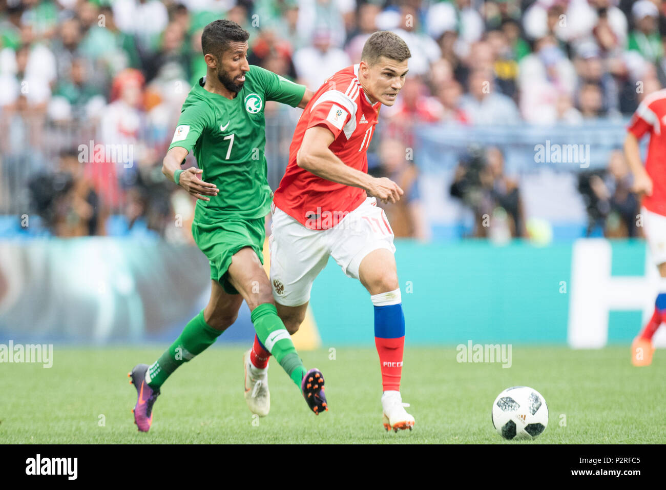 Moskau, Russland. 14 Juni, 2018. Salman ALFARAJ (links, KSA) gegenüber der Römischen ZOBNIN (RUS), Aktion, Duellen, Russland (RUS) - Saudi-Arabien (KSA) 5:0, Vorrunde, Gruppe A, Spiel 1, am 14.06.2018 in Moskau; Fußball-WM 2018 in Russland vom 14.06. - 15.07.2018. | Verwendung der weltweiten Kredit: dpa/Alamy leben Nachrichten Stockfoto