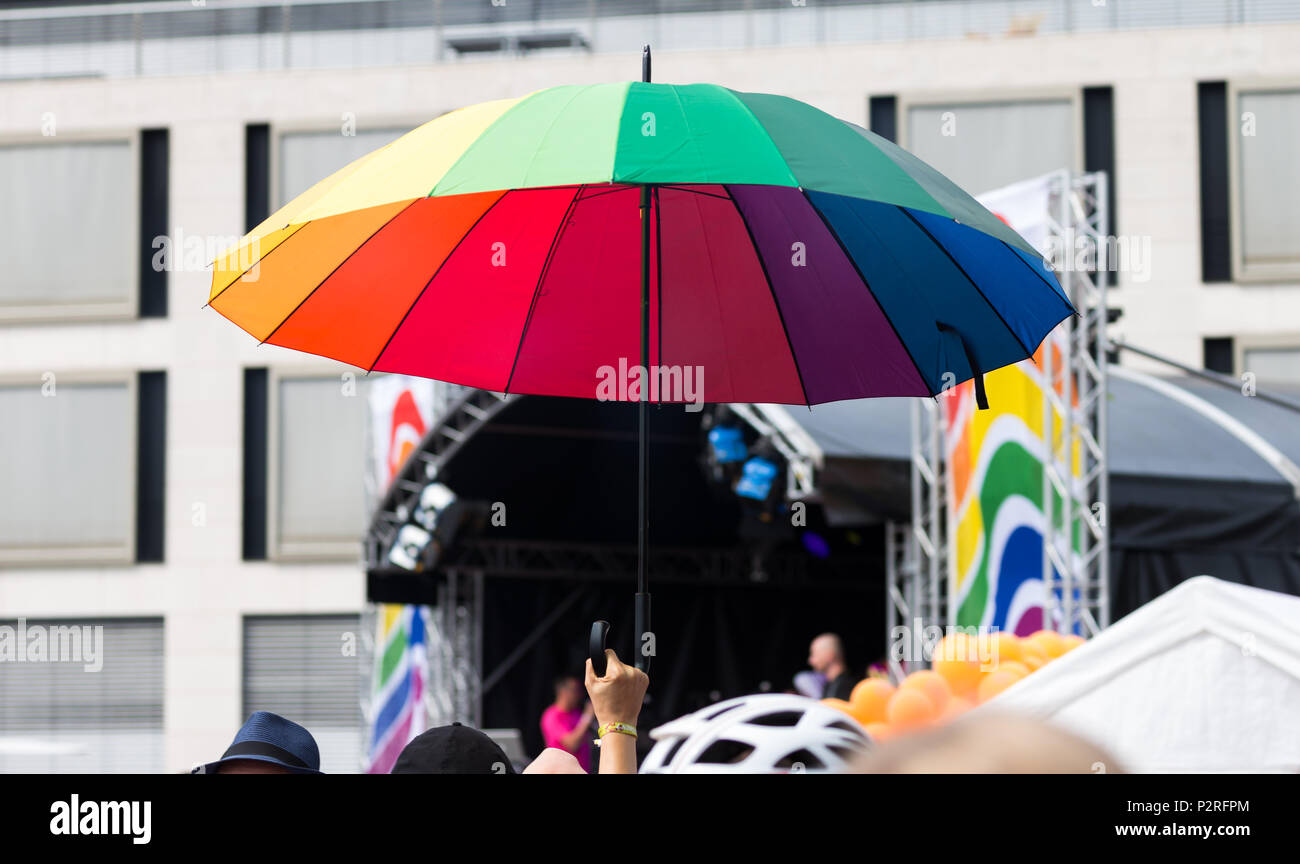 16 Juni 2018, Deutschland, Oldenburg: ein Teilnehmer des Christopher Street  Day (CSD) mit einem Regenbogen Regenschirm. Foto: mohssen  Assanimoghaddam/dpa Stockfotografie - Alamy
