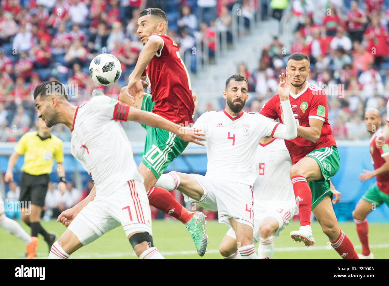 Fltr. Masoud SHOJAEI (IRN) Younes BELHANDA (MAR), Roozbeh CHESHMI (IRN), Romain SAISS (MAR) im Kampf um den Ball, Aktion, Marokko (MAR) - Iran (IRN) 0:1, Vorrunde, Gruppe B, Spiel 4, am 15.06.2018 in St. Petersburg; Fußball-WM 2018 in Russland vom 14.06. - 15.07.2018. | Verwendung weltweit Stockfoto