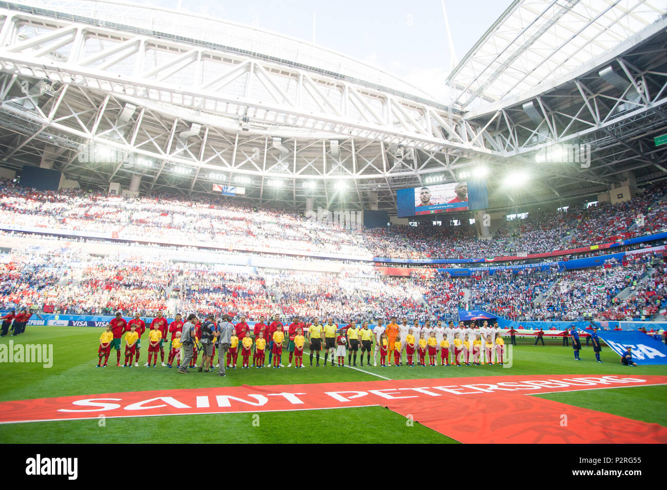 Die Mannschaften sind bereit, Line Up, Aufstellung, Zeremonie, vollständige Figur, Landschaft, Marokko (MAR) - Iran (IRN) 0:1, Vorrunde, Gruppe B, Spiel 4, am 15/06/2018 in St. Petersburg; Fußball-WM 2018 in Russland vom 14.06. - 15.07.2018. | Verwendung weltweit Stockfoto