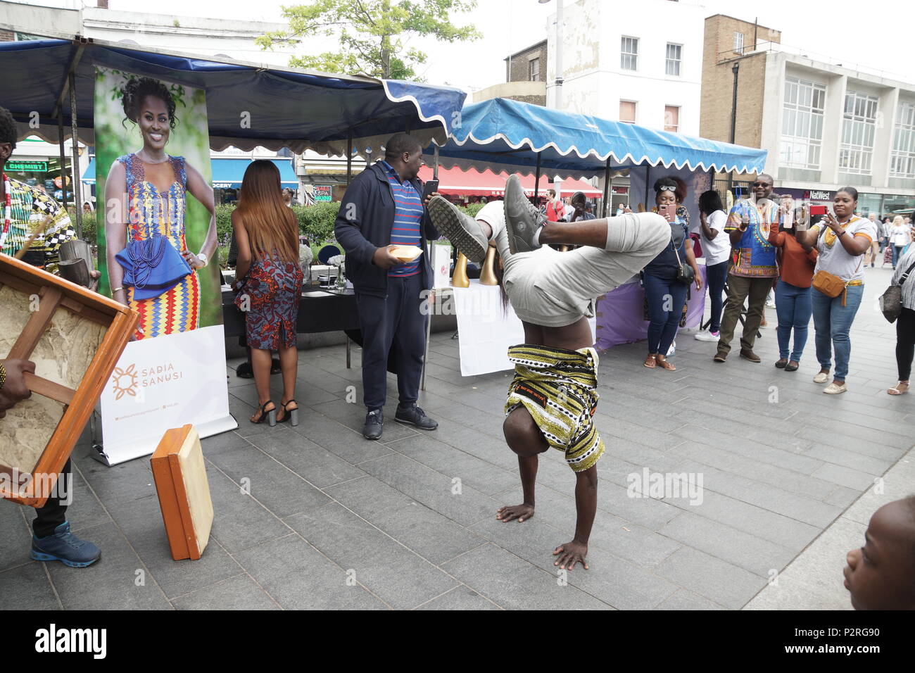 London, Großbritannien. 16 Jun, 2018. Woolwich geht Ghana als GUBA Exponate zur Stadt kommt. GUBA Enterprise ist eine Dachorganisation zur Förderung der Afrikaner im Vereinigten Königreich verpflichtet. Gründer, Frau Dentaa Amoateng MBE, nahm in diesem Jahr GUBA Expo zu Gordon Square Markt, Woolwich, mit einem Feuerwerk der ghanaischen Kultur, Musik, Trommeln, Kunsthandwerk, Design, Küche und Schönheitsanwendungen sowie atemberaubenden akrobatischen Stunts. Credit: Peter Hogan/Alamy leben Nachrichten Stockfoto