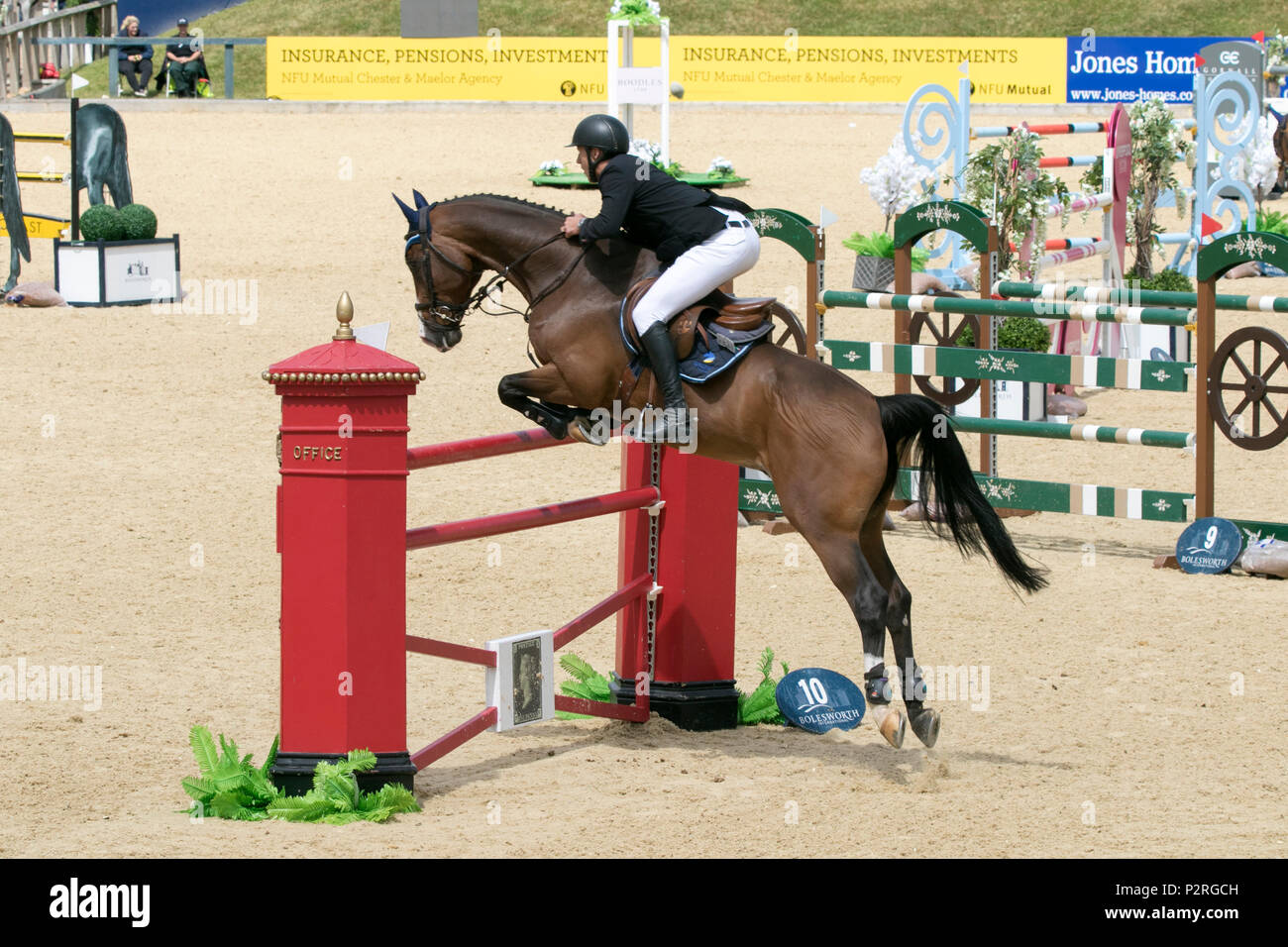 Der schildknappe Bolesworth International Horse Show, Cheshire. 16. Juni 2018. Der schildknappe Bolesworth International Horse Show findet im wunderschönen Schloss Bolesworth in Cheshire. Die fantastischen Vier - Sterne Springreiten und drei-Sterne Dressur spektakuläre erfolgt in dem herrlichen Gelände des Bolesworth Castle in der Nähe von Tarporley, Cheshire vom 13. Juni bis 17. Juni 2018. Credit: cernan Elias/Alamy leben Nachrichten Stockfoto