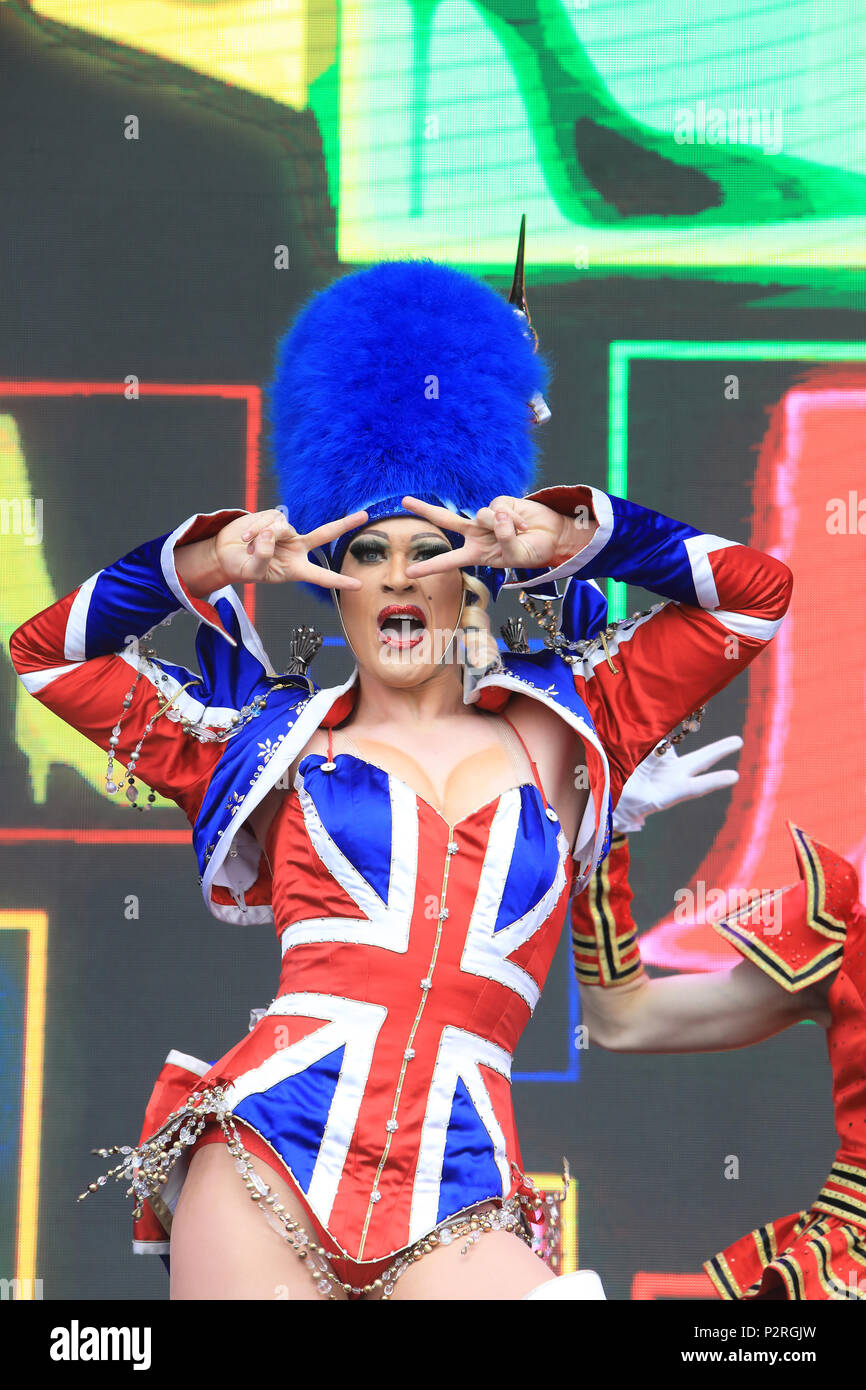 Trafalgar Square, London, UK. 16 Jun, 2018. West End Live 2018 Zurück zum Trafalgar Square dieses Wochenende für die jährliche Feier der besten Londoner Musicals. Hier die Besetzung der Kinky Boots stütze ihr Material. Credit: Monica Wells/Alamy leben Nachrichten Stockfoto