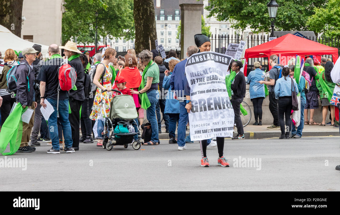 Whitehall, London, UK, 16. Juni 2018; Justiz für Grenfell März und Rallye, ein Jahr auf Kredit: Ian Stewart/Alamy leben Nachrichten Stockfoto