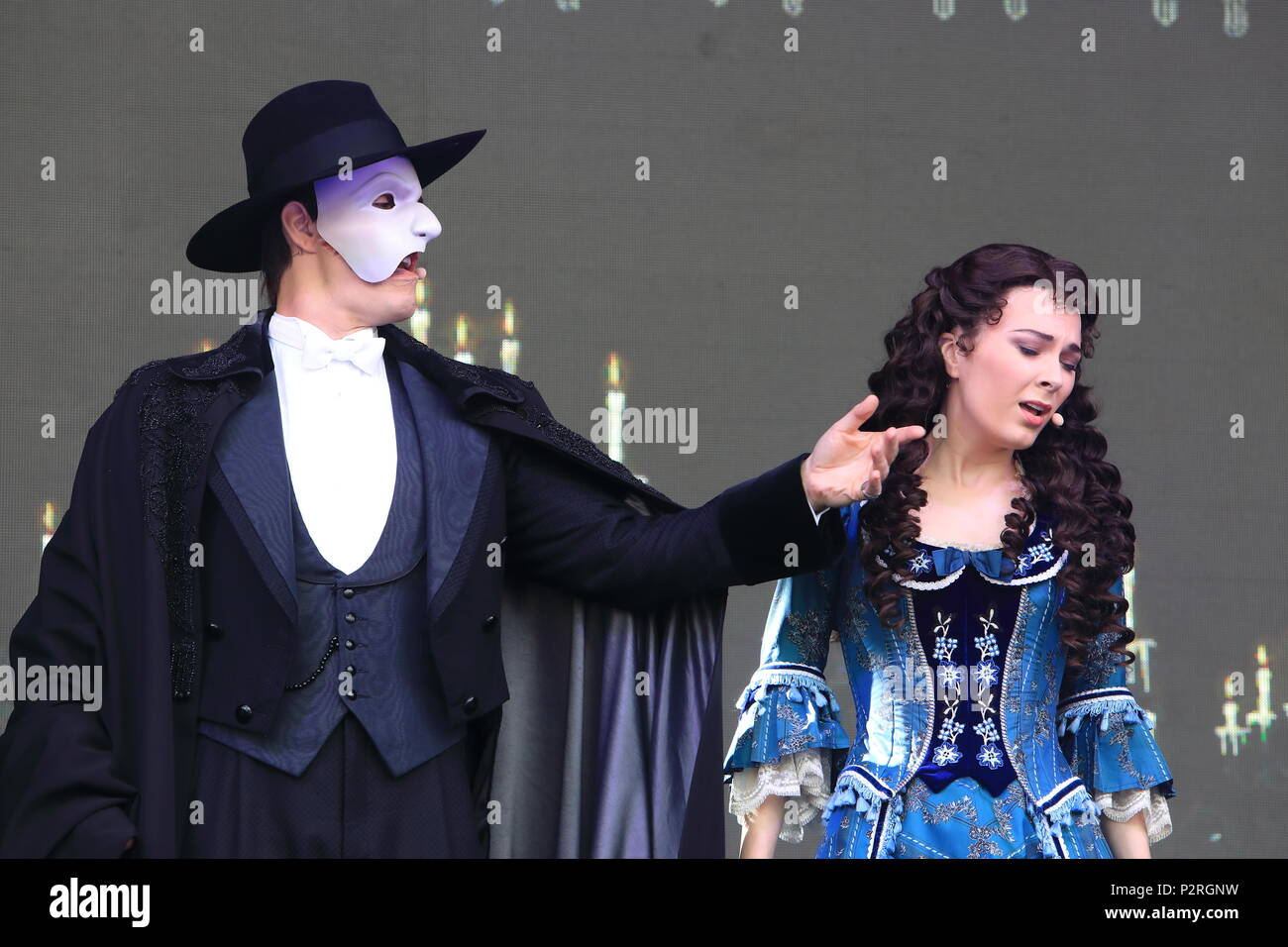 Trafalgar Square, London, UK. 16 Jun, 2018. West End Live 2018 Zurück zum Trafalgar Square dieses Wochenende für die jährliche Feier der besten Londoner Musicals. Hier die Besetzung von der lang andauernden Phanton der Oper durchführen. Credit: Monica Wells/Alamy leben Nachrichten Stockfoto