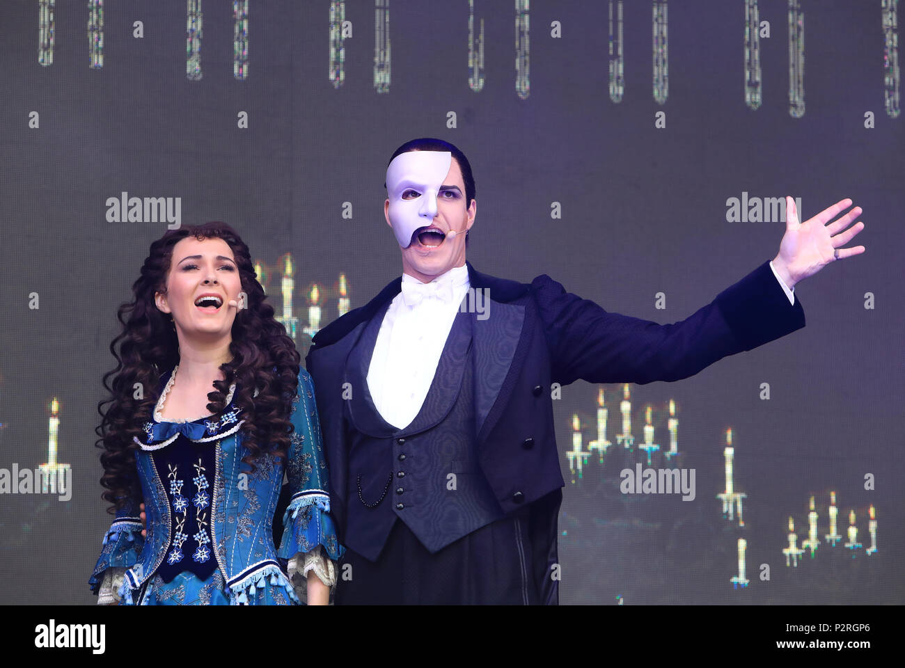 Trafalgar Square, London, UK. 16 Jun, 2018. West End Live 2018 Zurück zum Trafalgar Square dieses Wochenende für die jährliche Feier der besten Londoner Musicals. Hier die Besetzung von der lang andauernden Phanton der Oper durchführen. Credit: Monica Wells/Alamy leben Nachrichten Stockfoto