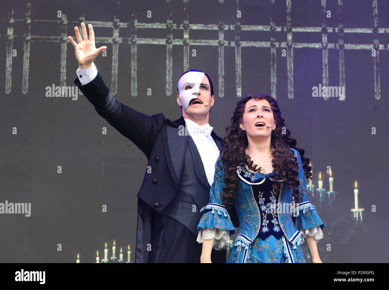 Trafalgar Square, London, UK. 16 Jun, 2018. West End Live 2018 Zurück zum Trafalgar Square dieses Wochenende für die jährliche Feier der besten Londoner Musicals. Hier die Besetzung von der lang andauernden Phanton der Oper durchführen. Credit: Monica Wells/Alamy leben Nachrichten Stockfoto