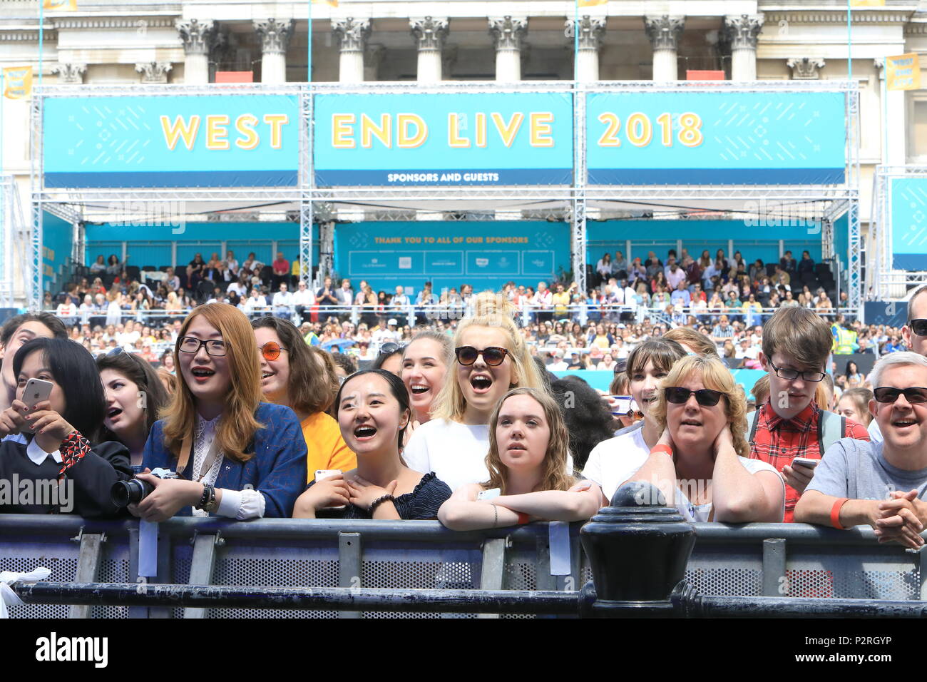 Trafalgar Square, London, UK. 16 Jun, 2018. West End Live 2018 Zurück zum Trafalgar Square dieses Wochenende für die jährliche Feier der besten Londoner Musicals. Hier ist der Gast genießen Sie die Performances. Credit: Monica Wells/Alamy leben Nachrichten Stockfoto