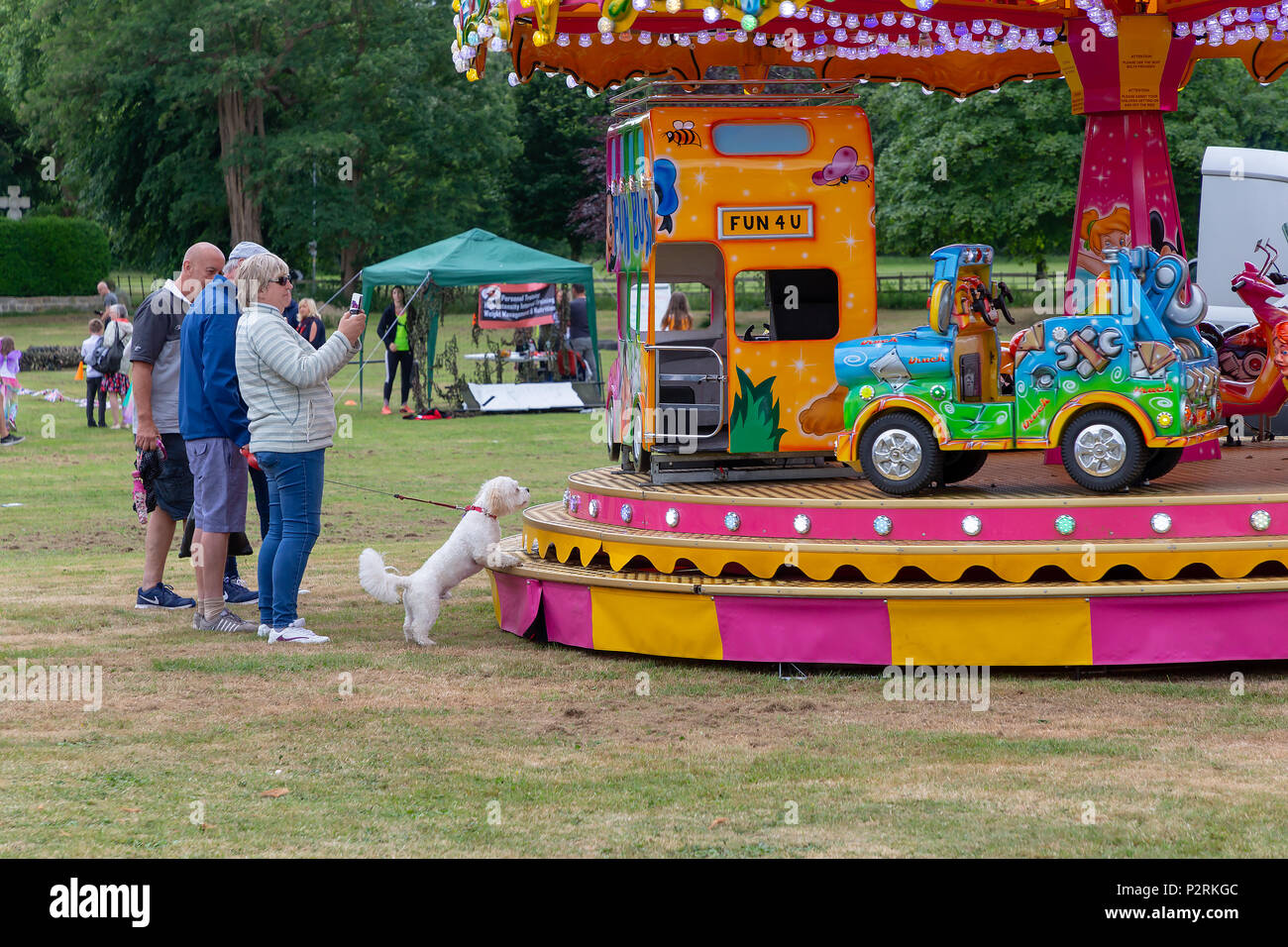 Warrington, Großbritannien, 16. Juni 2018 - Feiern nach der Krönung der Thelwall Rose Queen, Thelwall, in der Nähe von Warrington, Cheshire, England, UK Credit: John Hopkins/Alamy Live News Credit: John Hopkins/Alamy leben Nachrichten Stockfoto