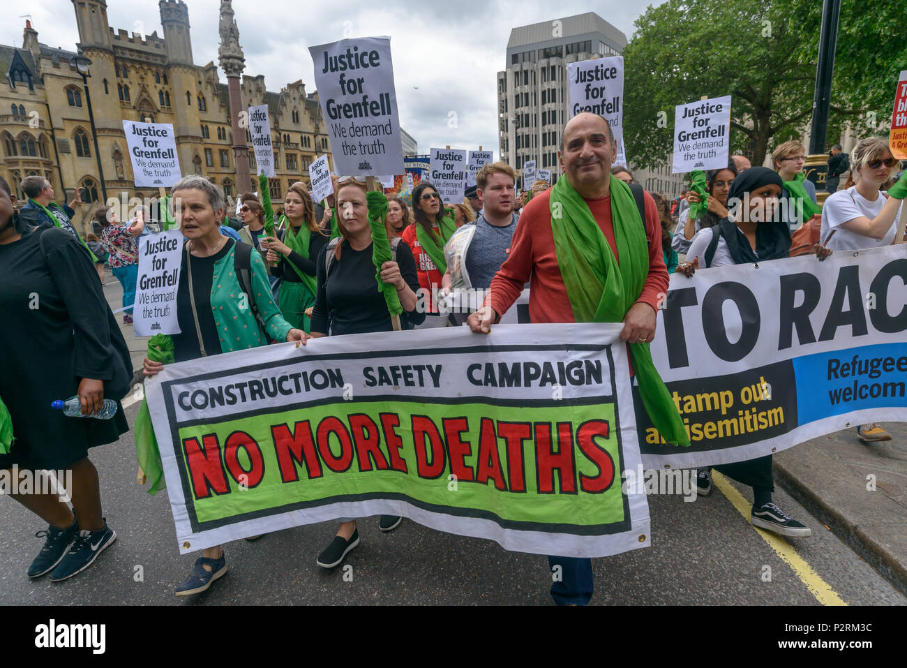 London, Großbritannien. 16. Juni 2018. Personen, darunter der Bau Sicherheit Kampagne März zurück vom Home Office Downing St in Solidarität mit den 72 getötet und die Überlebenden der Grenfell Brand vor einem Jahr bei einem Protest von Gerechtigkeit 4 Grenfell und die FBU (Fire Brigades Union.) Nach einigen Reden Sie mit dem Home Office für eine kurze Protest vor der Rückkehr in die Downing Street weitere Reden marschierten organisiert. Lautsprecher beschwerte sich über die vielen Versprechungen von Theresa May, die gebrochen wurden, trotz ihrer Versprechen, alle Überlebenden in 3 Wochen rehoused sein würde, ein Jahr später 50% der Überlebenden und Vertriebenen Stockfoto