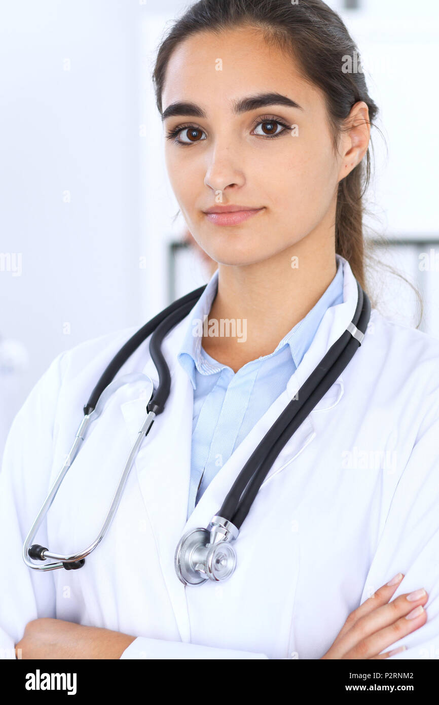 Portrait der junge Arzt Frau im Krankenhaus. Spanischer oder ...