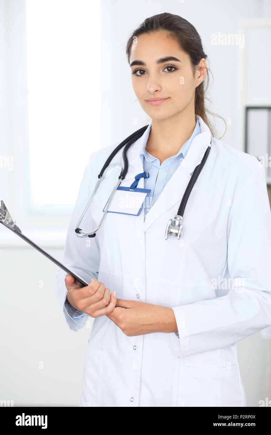Portrait der junge Arzt Frau im Krankenhaus. Spanischer oder ...