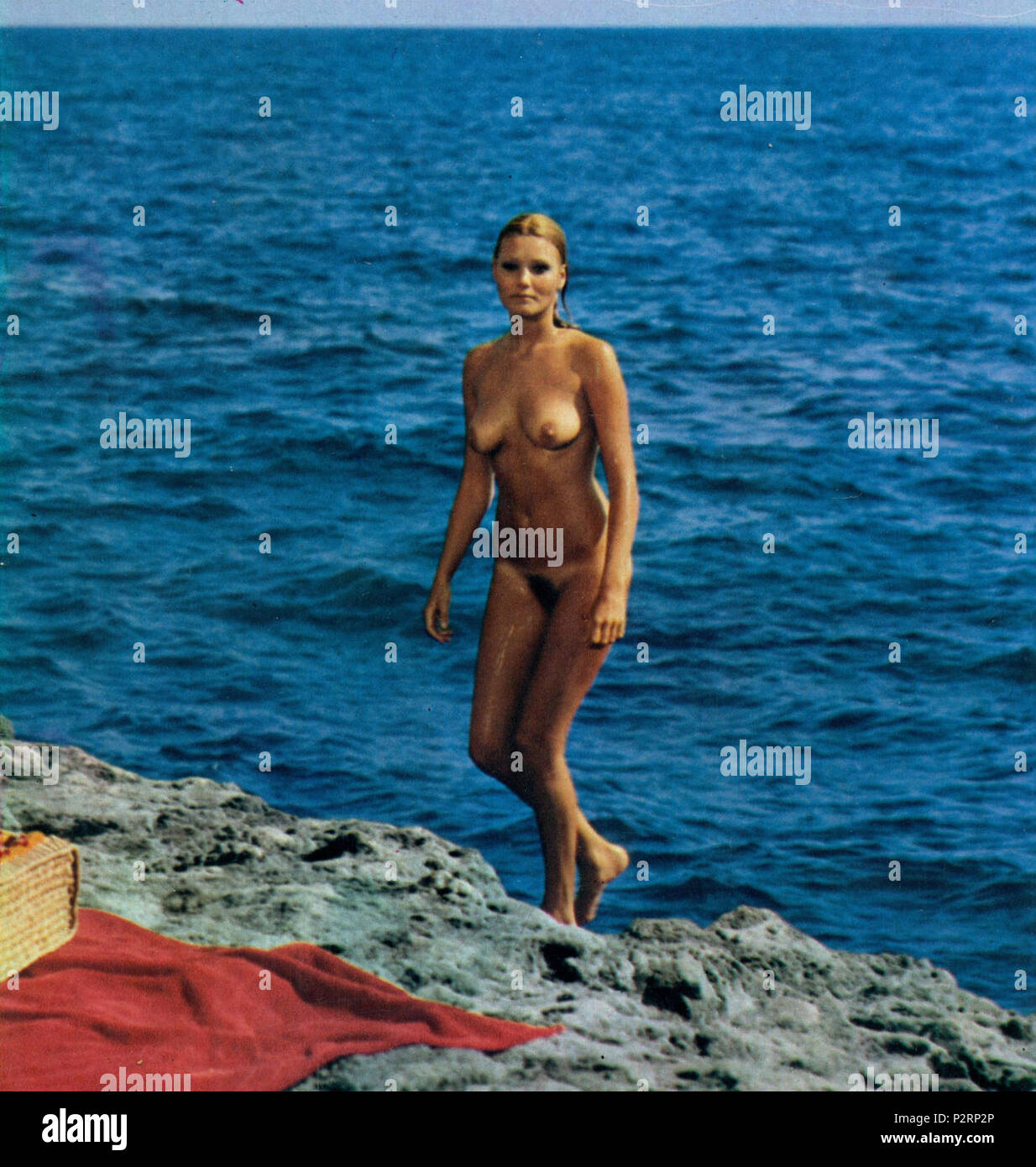 . Italiano: L'attrice svedese Janet Agren in Uno scatto di Scena sul Set del film Tecnica di un Amore (1973) di Brunello Rondi. Deutsch: Die schwedische Fictitious character Janet Agren nackt am Meer in dem Film Tecnica di un Amore (1973). ca. 1973. Unbekannt 43 Janet Agren - Tecnica di un Amore (1973) Stockfoto