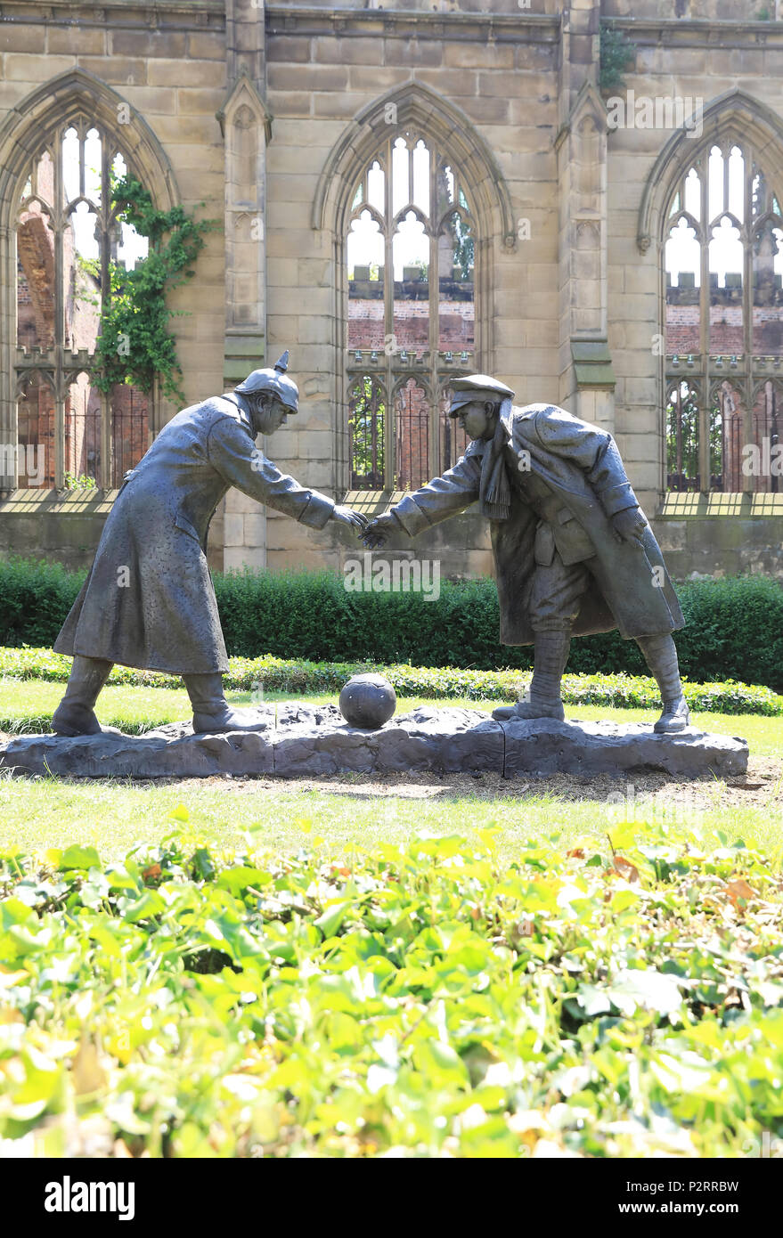 Jetzt alle zusammen, Skulptur, die die 1914 Weihnachten Waffenstillstand im WW2, außerhalb der bombardiert, Kirche, in Liverpool, Merseyside, UK Stockfoto