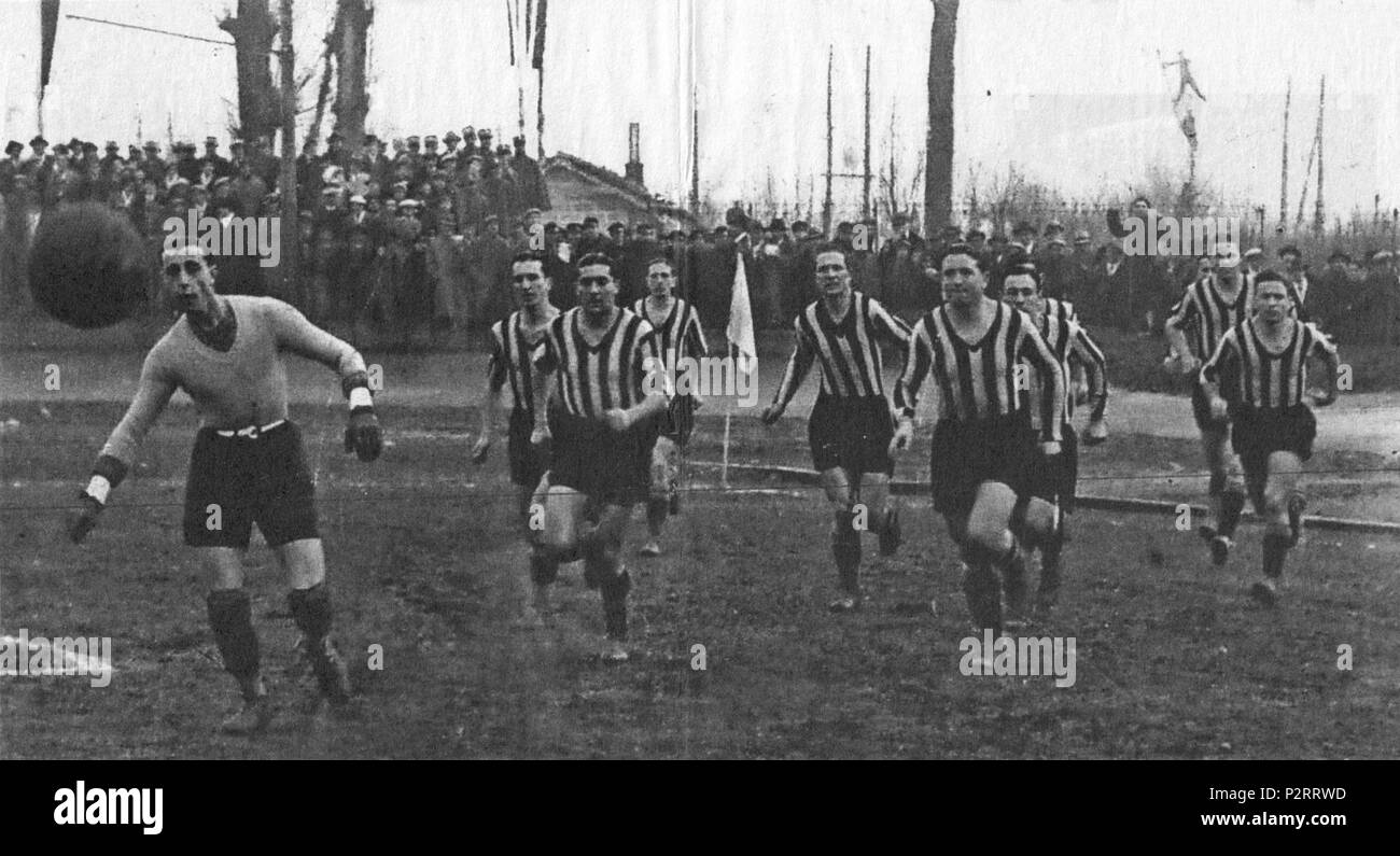 . Italienischer Fußball-Club Inter Mailand geht auf die Tonhöhe, Ca. 1930er Jahre; von links nach rechts, Torhüter Carlo Ceresoli (ersten) und Giuseppe Meazza (Dritte). Zwischen 1932 und 1936 verlassen. Unbekannt 41 Inter Mailand (Ca. 1930s) Stockfoto
