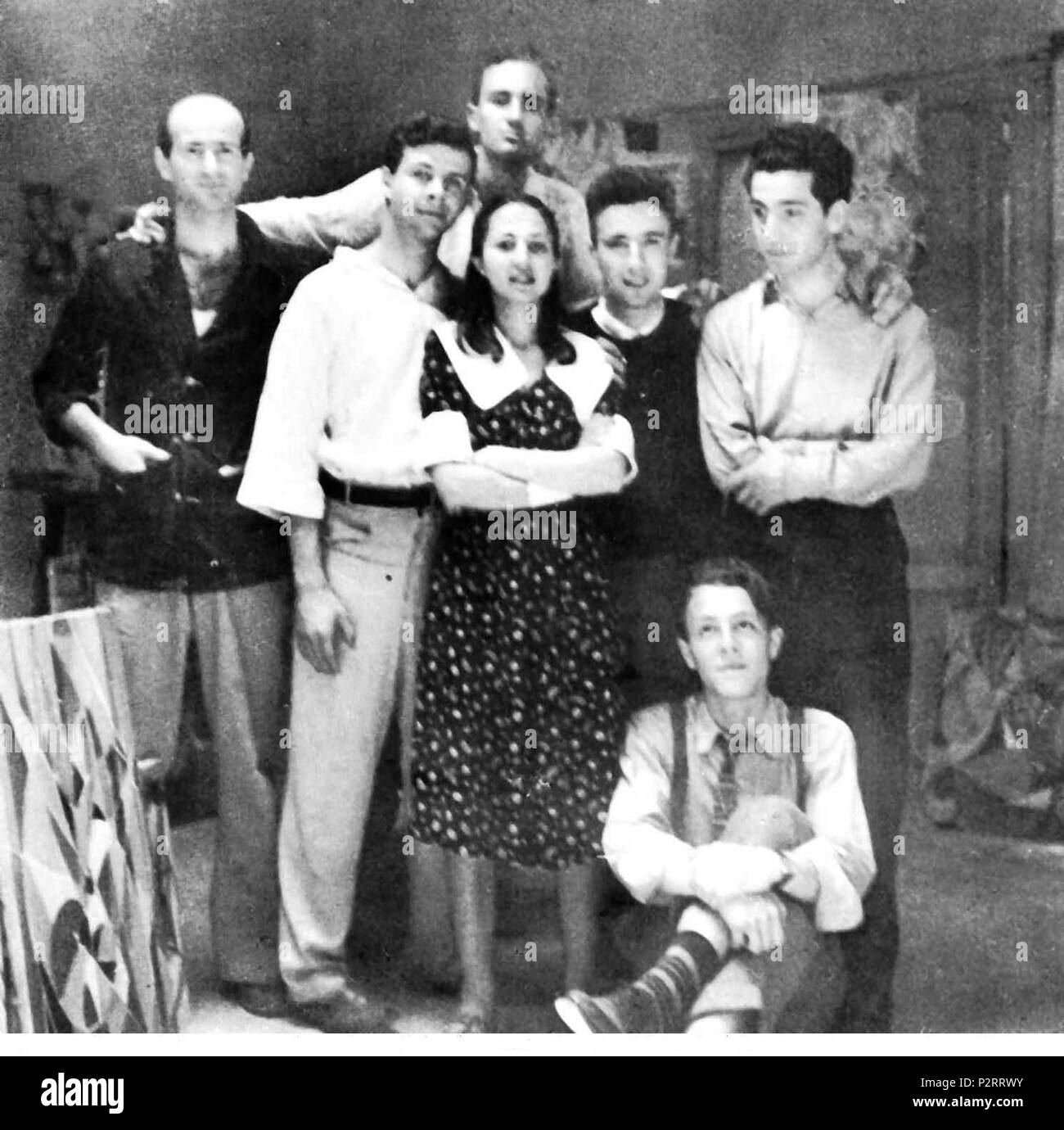 . Italiano: Ich Pittori del'Gruppo Forma 1': Pietro Consagra, Mino Guerrini, Ugo Attardi, Carla Accardi, Achille Perilli, Antonio Sanfilippo e Piero Dorazio Roma, 1947 sconosciuto Autore Fonte: Http://www.museoepicentro.com/images/rif storici/Gruppo % % % % % % % % 20 Forma % % % % % % % % 201.jpg Lizenzierung Categoria: Immagini di artisti Italiani. 21. Juni 2010 (original Upload Datum). Die ursprünglichen Uploader war Paola Severi Michelangeli auf Italienisch. 38 Gruppo Forma 1. Stockfoto