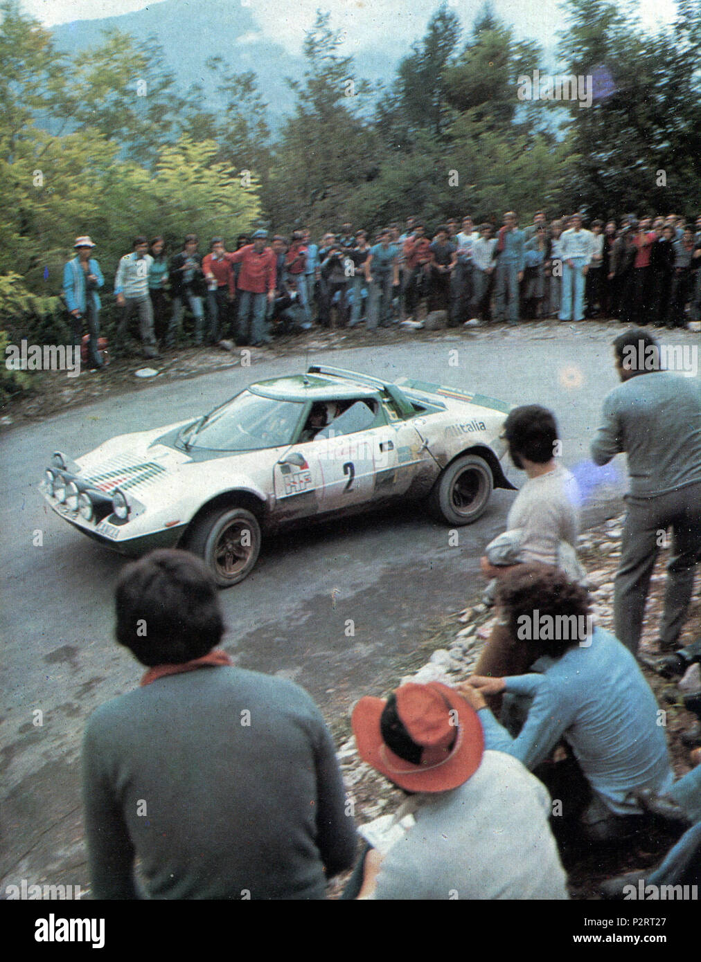 . Italienische rally Fahrer Raffaele "Lele" Pinto und sein Beifahrer Arnaldo Bernacchini auf einem Lancia Stratos HF (Gruppe 4) gesponsert von Alitalia an Valnevera Wertungsprüfung gültig für die 1975 Rallye San Martino di Castrozza (Trento, Italien). Zwischen dem 28. August 1975 und 30. August 1975. Fotocolor CAVICCHI 47 Lele Pinto - Lancia Stratos HF Alitalia (1975 Rallye San Martino di Castrozza) Stockfoto