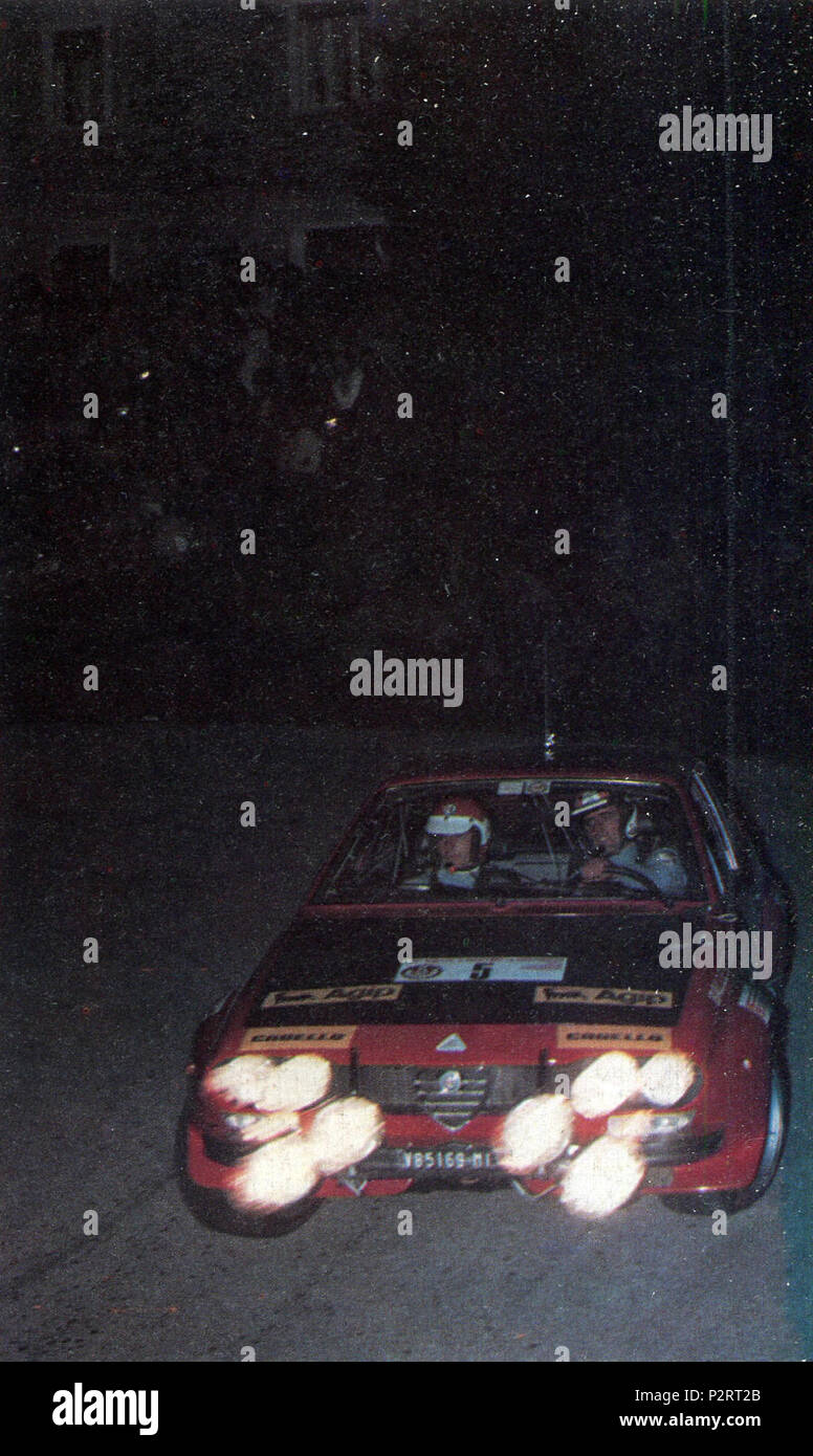 . Italienische Rallyefahrer Amilcare Ballestrieri und sein Beifahrer Enrico Gigli auf einem Alfa Romeo Alfetta GT (Gruppe 2), der an die 1975 Rallye San Martino di Castrozza (Trento, Italien). Zwischen dem 28. August 1975 und 30. August 1975. ATTUALFOTO 6 Amilcare Ballestrieri - Alfa Romeo Alfetta GT (1975 Rallye San Martino di Castrozza) Stockfoto