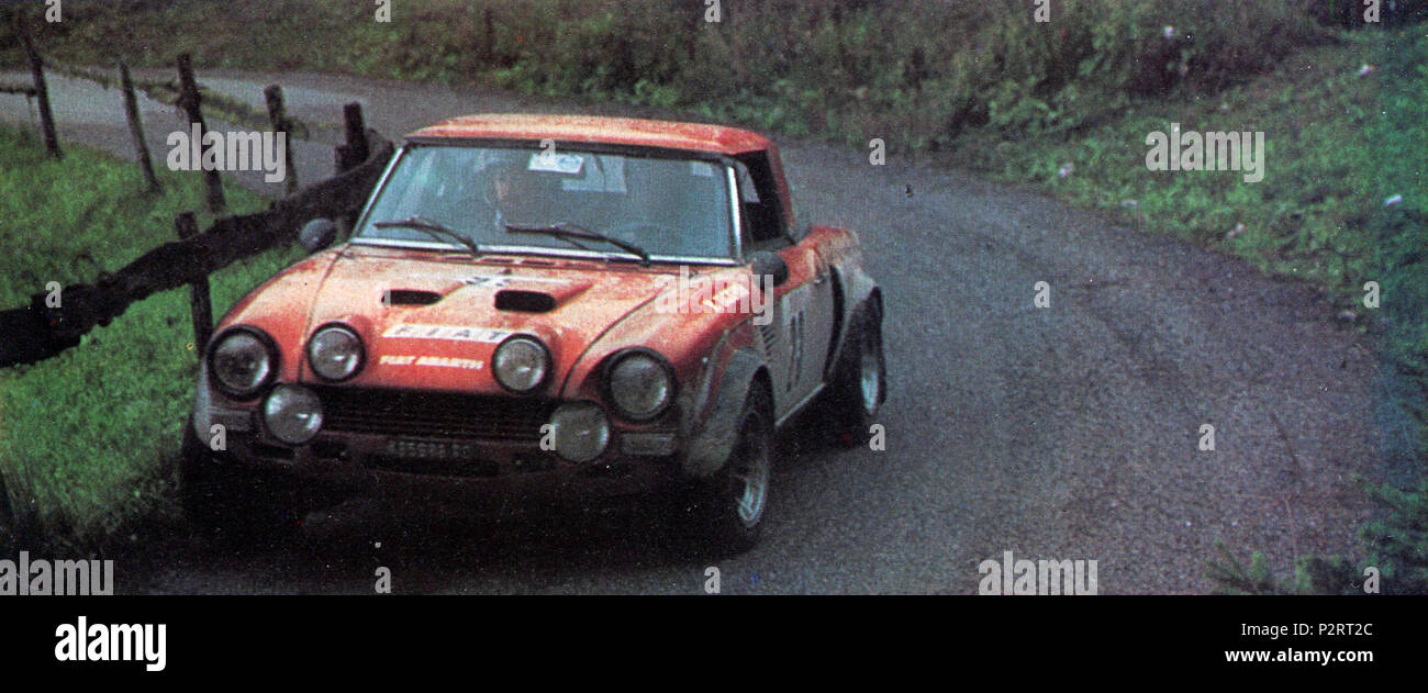 . Italienische Rallyefahrer Vanni Tacchini und sein Beifahrer Riese Simoni auf einem Fiat 124 Abarth Rally (Gruppe 4) Im 1975 Rallye San Martino di Castrozza (Trento, Italien). Zwischen dem 28. August 1975 und 30. August 1975. 90 ATTUALFOTO Vanni Tacchini - Fiat Abarth 124 Rally (1975 Rallye San Martino di Castrozza) Stockfoto