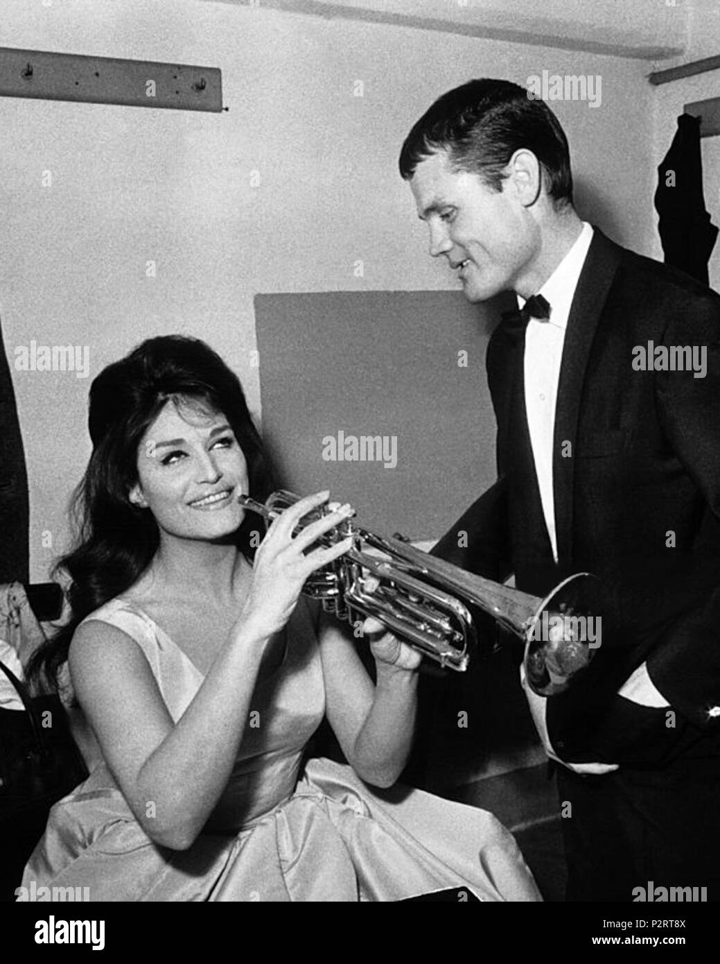 . Englisch: Dalida mit Chat Baker in Italien Français: Dalida avec Chat Baker en Italie JPG Version. 13. April 1962. Unbekannt 21 Dalida und Chet Baker Stockfoto