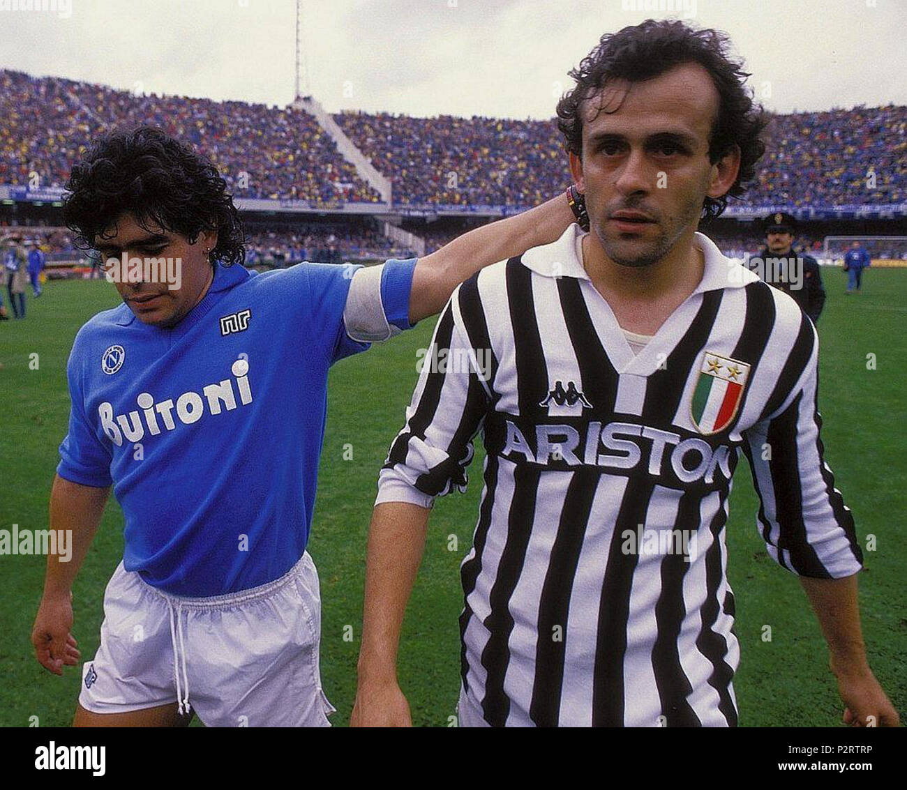 . Englisch: Neapel, San Paolo Stadions. Diego Maradona und Michel Platini nach einem SSC Napoli v. FC Juventus in der Serie A Saison 1986-87. Italiano: Napoli, Stadio San Paolo, 29 Marzo 1987. L'azzurro Diego Armando Maradona (a sinistra) e il bianconero Michel Platini (a destra) lasciano Il Campo in Occasione della sfida tra Napoli e Juventus (2-1) valevole per la 24 ª giornata del Campionato Italiano di Serie A 1986-87. 29. März 1987. Unbekannt 2 1986-87 Serie A-SSC Neapel gegen Juventus FC - Diego Maradona & Amp; Michel Platini Stockfoto