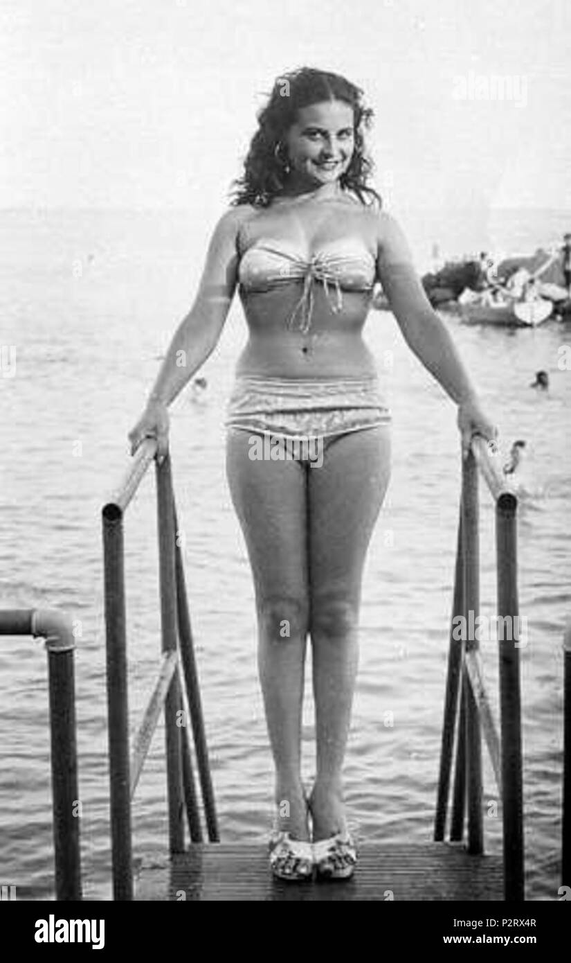 Englisch: Angela Luce, italienische Schauspielerin, im Bikini. 1. August  1955. Anonym 7 Angela Luce, 1955 Stockfotografie - Alamy
