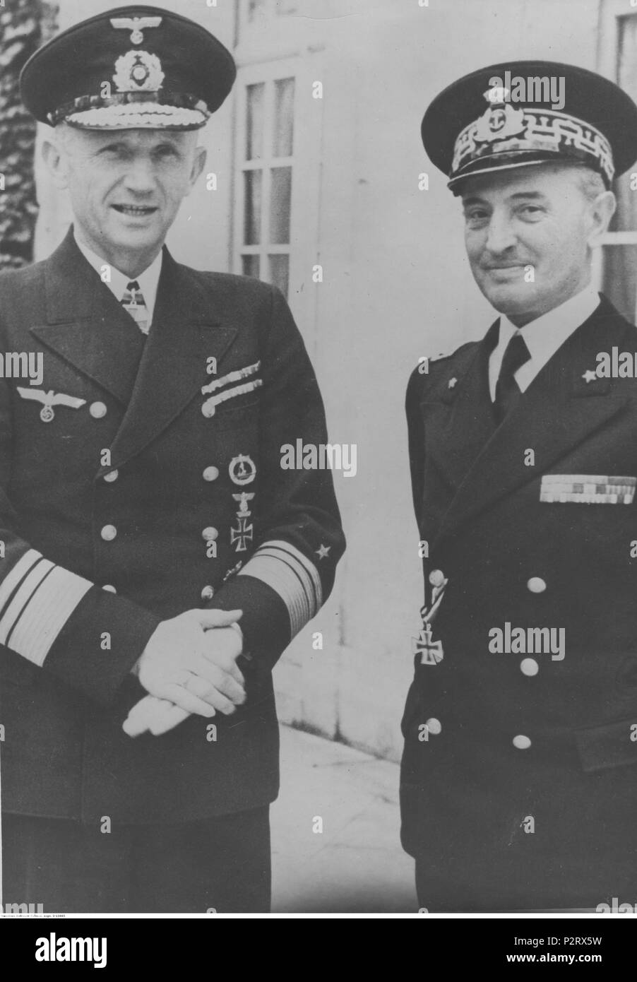 . Englisch: Italienische Admiral Angelo Parona (1889-1977) mit Karl Donitz. ca. 1941. Unbekannt 7 Angelo Parona und Karl Doenitz Stockfoto