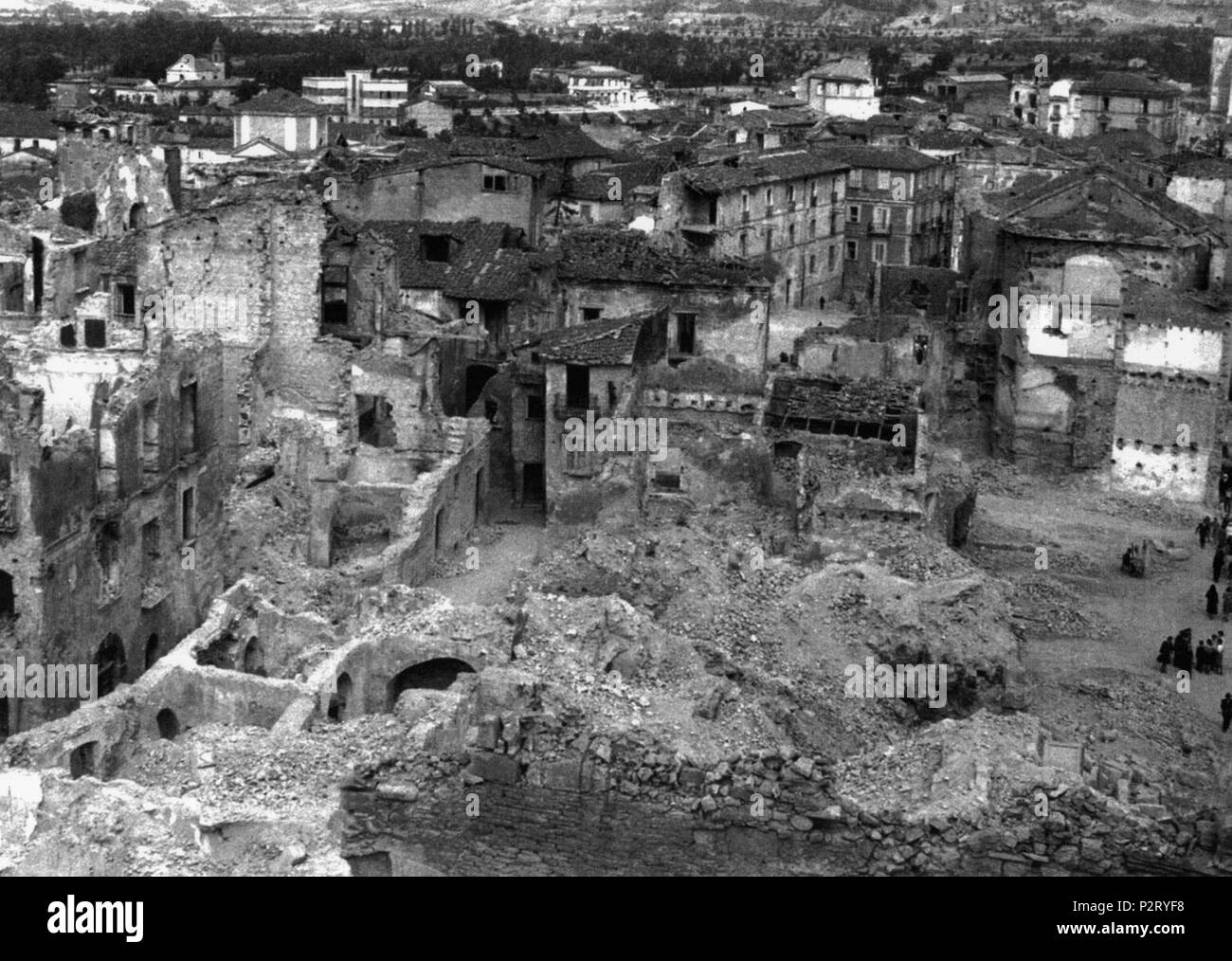 . Italiano: Le macerie della zona Ovest di Benevento dopo i bombardamenti del 1943: sulla Destra sono piazza Karte. Pacca e l'Arco di San Gennaro. Si vedono Sulla sinistra La Cupola della Chiesa di San Filippo e sullo Sfondo, la Chiesa dei SS. Cosma e Damiano. Foto di tratta Intorcia da [1]. Unbekannt 11 Benevento - Piazza Pacca bombardata Stockfoto