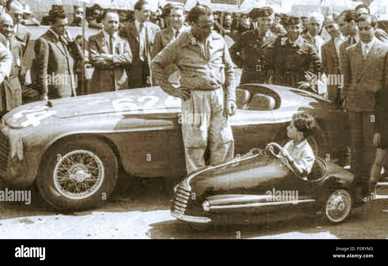 . Englisch: Mille Miglia (Rennen in Italien, 24. April 1949). Clemente Biondetti der Scuderia Ferrari Team spricht mit einem Jungen. Biondetti gewann das Rennen in diesem Jahr 1949 Modell Ferrari 166 MM (ab Nr. 624 Chassis s/n#0008 M).[1][2]. 1. November 2016. Unbekannter Fotograf 11 Biondetti-Ferrari-166 - Mille Miglia 1949 Stockfoto