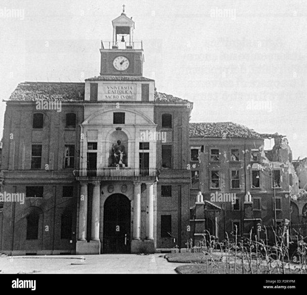 . Italiano: Cortile d'onore danneggiato Dai bombardamenti del 1943. 26 September 2012, 22:25:49. Anonym 12 Bombardamenti Cattolica 1943 Stockfoto