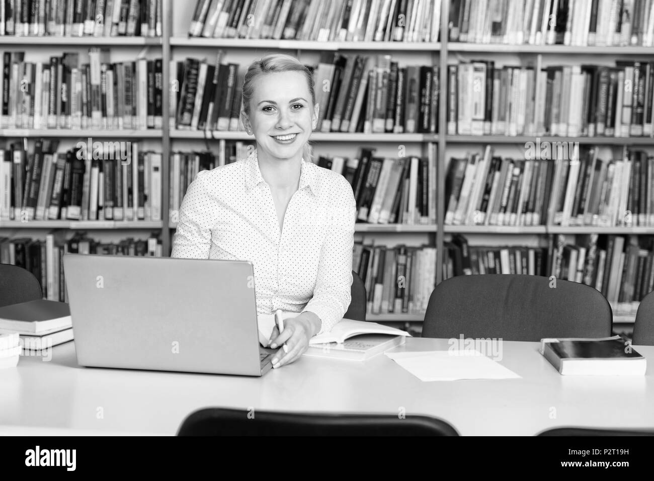 Schüler Vorbereitung Prüfung und Lehren in der Schule Bibliothek - die Forschung über Laptop und Surfen im Internet in der Bibliothek Stockfoto