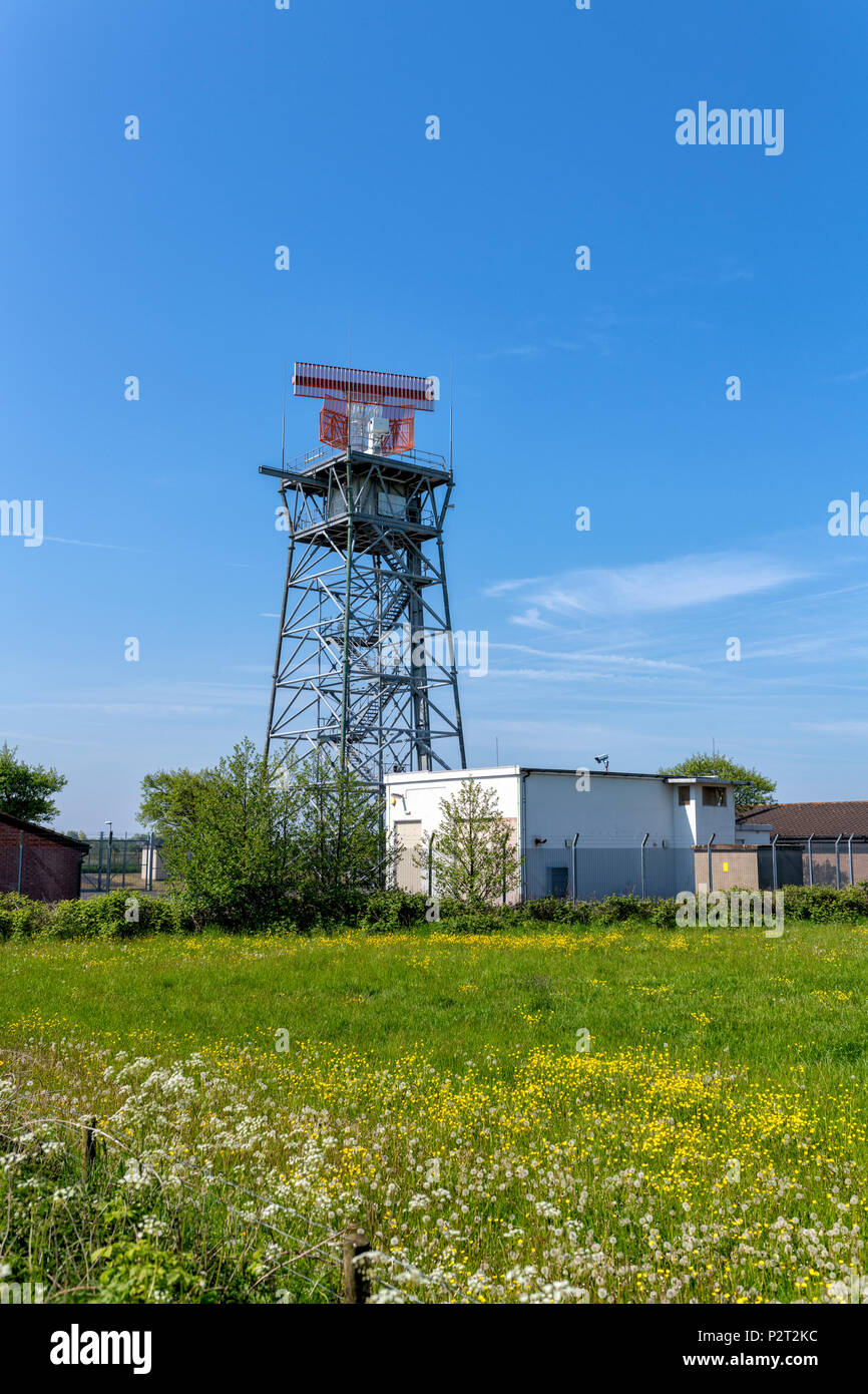 Radarturm an Warton Flugplatz in der Nähe von Preston, Lancashire, Großbritannien Stockfoto