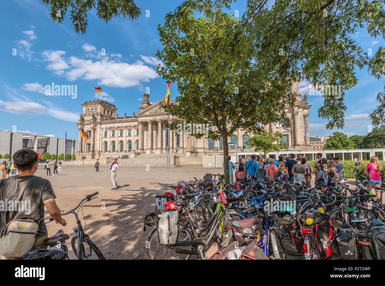 Besucher, die im Berliner Reichstag im Regierungsviertel Schlange stehen Stockfoto Besucher, die im Berliner Reichstag im Regierungsviertel Schlange stehen Stockfoto