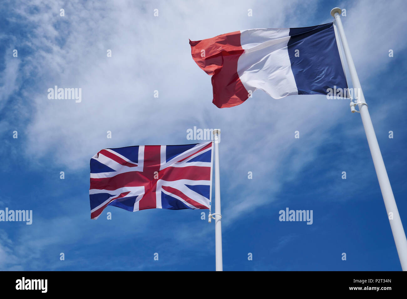 Die Flagge von dem Vereinigten Königreich und Frankreich. Der britische Union Jack und die französische Trikolore. Stockfoto