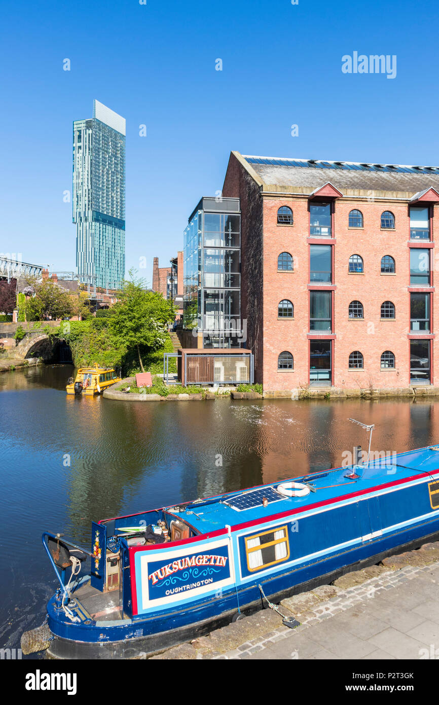 England Manchester England Greater Manchester Stadtzentrum Stadtzentrum Ansicht der Beetham Tower und Bridgewater Canal mit schmalen Boot Manchester UK Stockfoto