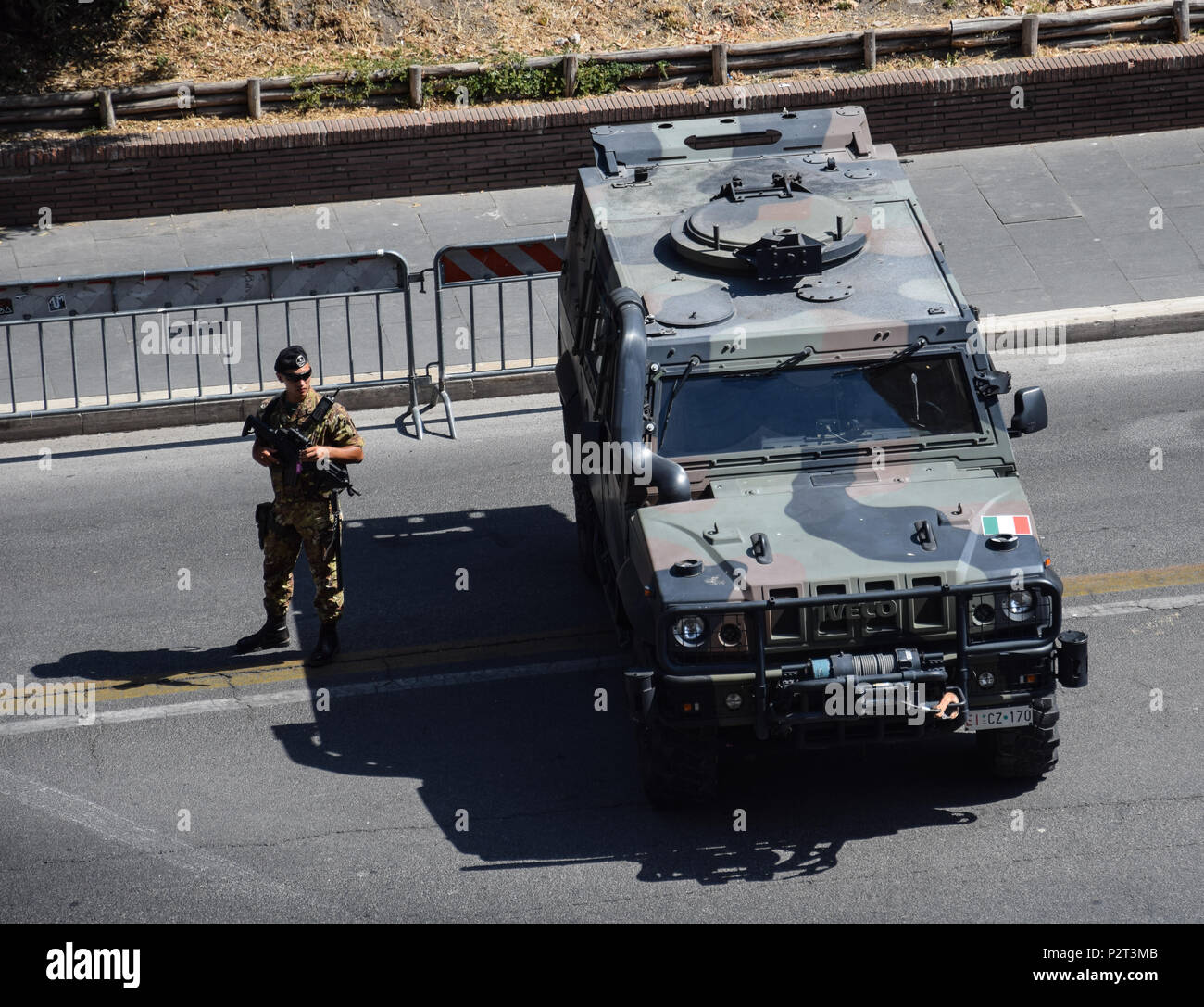 Rom, Italien, 08. August 2017: Ein italienischer Soldat mit Gewehr auf die Plätze, fertig, nächste militärische Fahrzeug montgaillard. Stockfoto