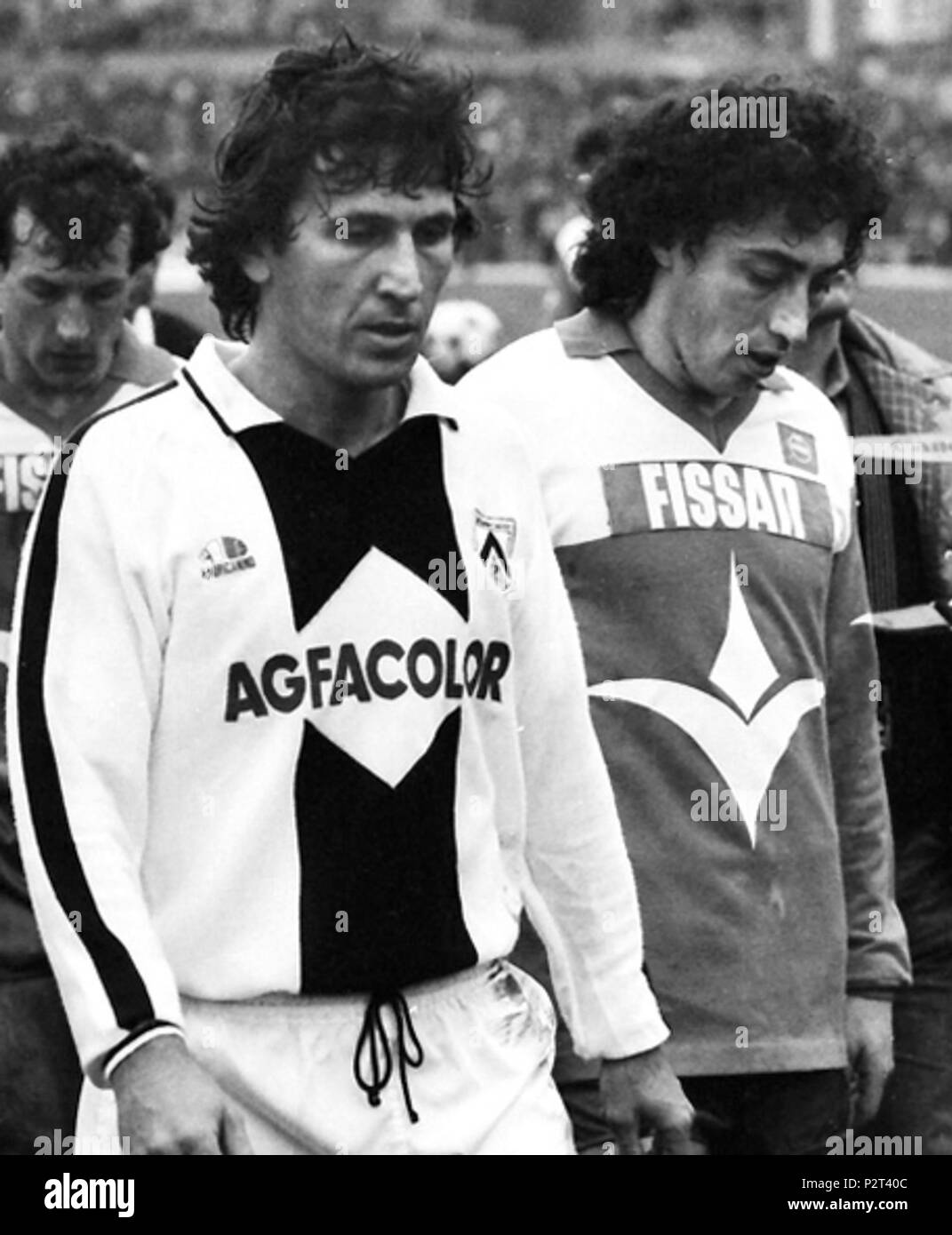 . Italiano: Triest, Stadio Giuseppe Grezar, 8 Febbraio 1984. Il fantasista bianconero Zico (a sinistra) e l'attaccante biancorosso Franco De Falco (a destra) in Occasione del Derby regionale tra e (0-0) valevole per l'andata degli ottavi di Finale della Coppa Italia 1983-1984. Lizenzierung Zico, 1984 02 08 1984 02 08 1984 02 08. 8. Februar 1984. Enzo Lasorte/Il Piccolo 20 Coppa Italia 1983-84 - Triestina vs Udinese - Zico e Franco De Falco Stockfoto