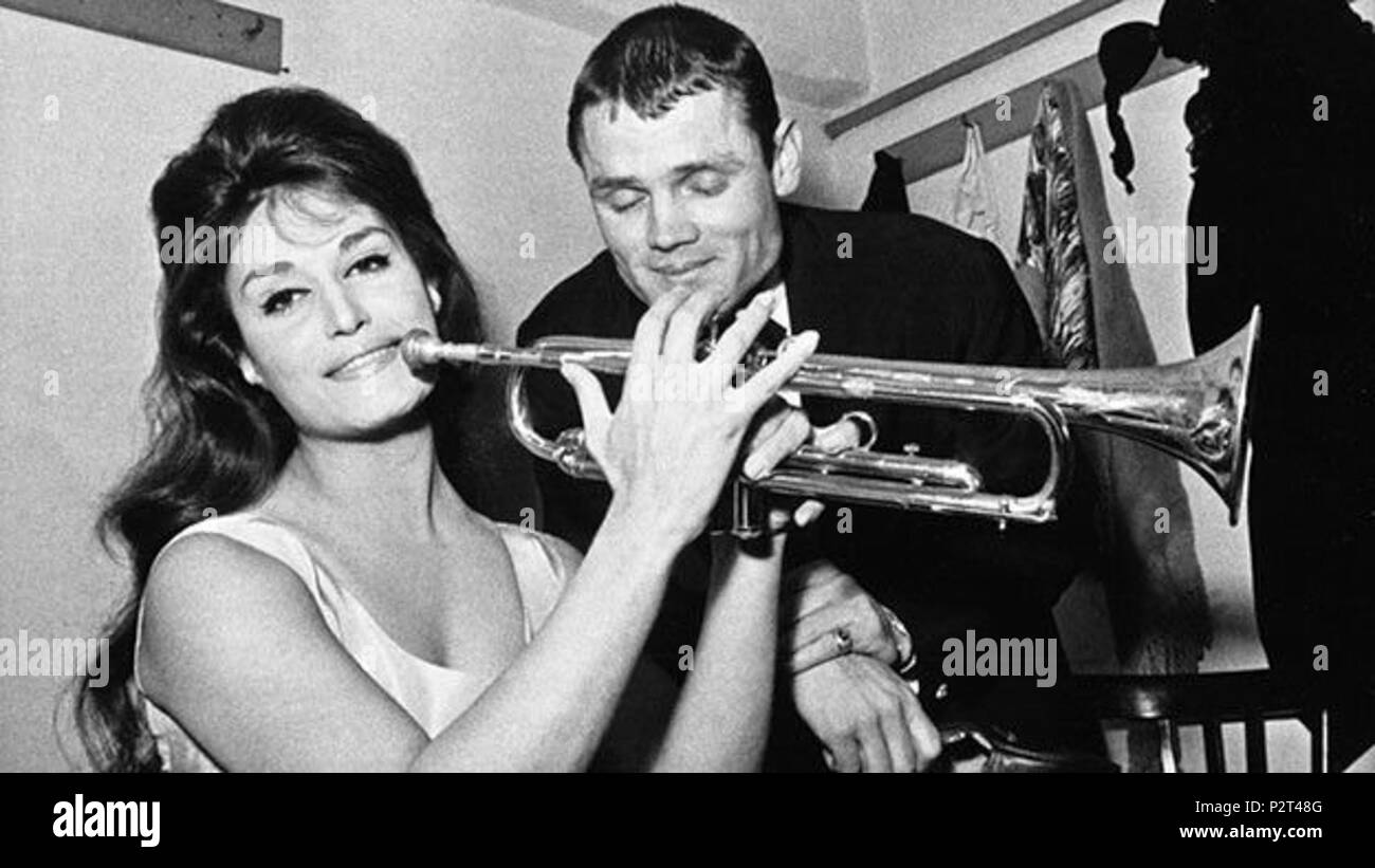 . Englisch: Dalida mit Chat Baker in Italien Français: Dalida avec Chat Baker en Italie. 13. April 1962. Unbekannt 21 Dalida und Chet Baker 2 Stockfoto
