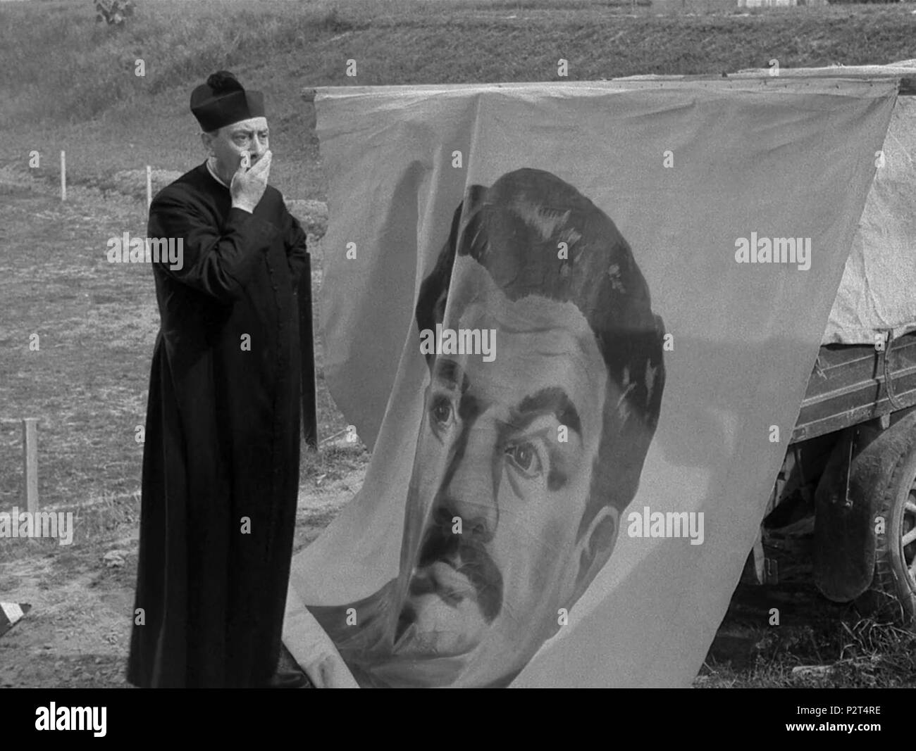 . Français: Don Camollo devant l'affiche de Peppone. Diese Datei fehlt, Informationen zum Autor. 23 Don Camillo e l'onorevole Peppone 3 Stockfoto