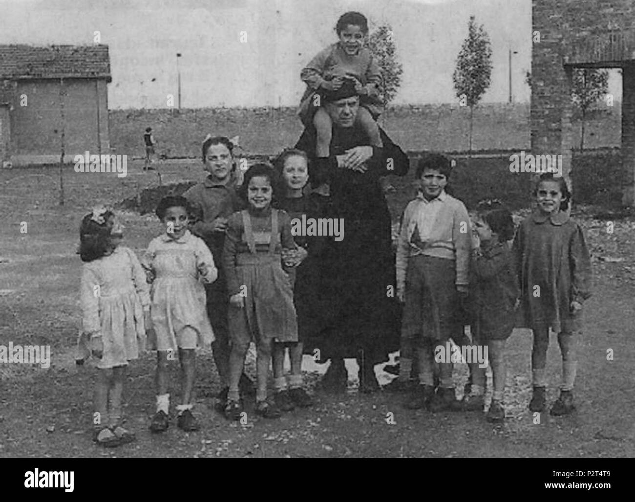 . Italiano: Don Zeno Saltini con i bambini di Nomadelfia. ca. 1950. Unbekannt 23 Don Zeno Saltini con i bambini di Nomadelfia Stockfoto