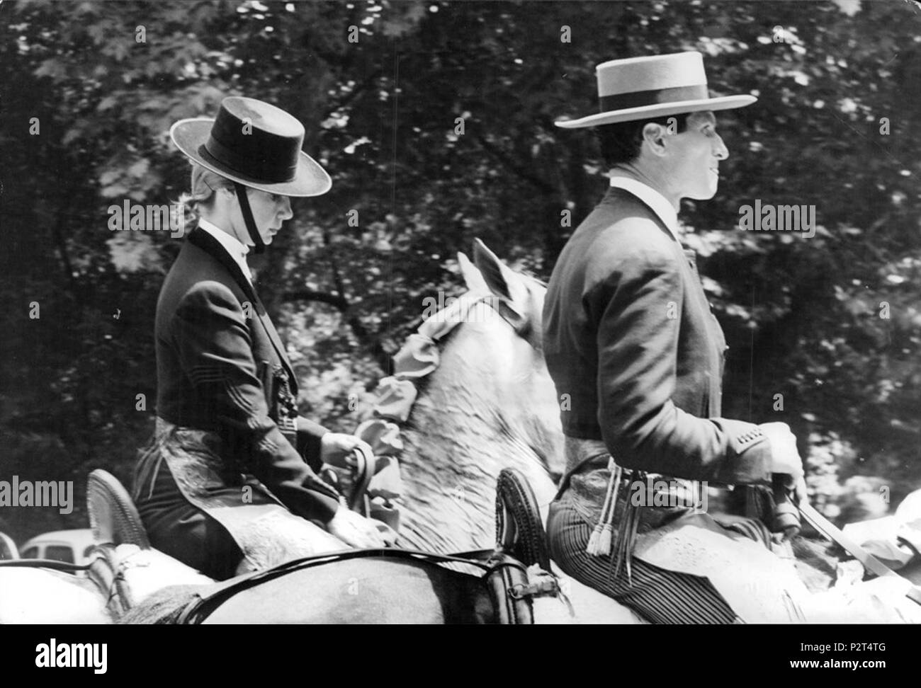 . Englisch: Doña María del Rosario Cayetana Fitz-James Stuart y de Silva, 18 Herzogin von Alba de Tormes (links) ist ein Pferd reiten mit Engel Peralta ein Cavalier Knecht (rechts, leicht nach vorn) ist es Brauch, dass der Cavaliere servente auf der rechten Seite der Dame fahrkomfort sollte leicht nach vorne, Engel Peralta folgt der Regel. 23. April 1961. Fredrico Patellani 23 Dona-Maria-del-Rosario-Cayetana - fitz-james-Stuart-y-de-Silva -352039306840 Stockfoto