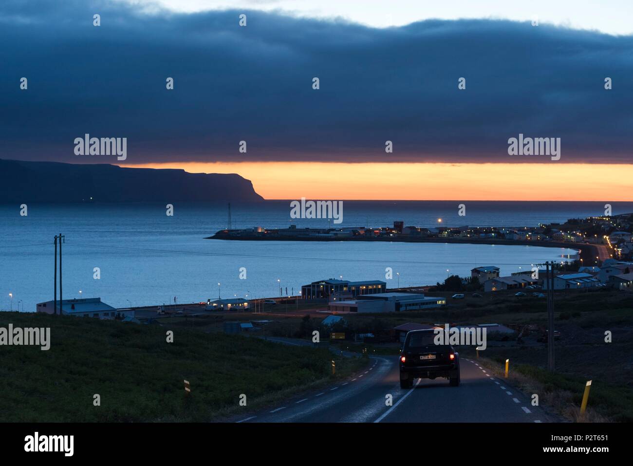 Island, Westfjorde, Patreksfjordur bei Dämmerung Stockfoto