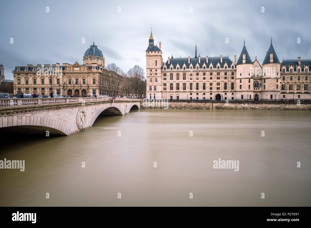 Frankreich, Paris, die Ufer der Seine als Weltkulturerbe von der UNESCO, Hochwasser des Flusses Seine (Januar 2018), Conciergerie und Gerichtsgebäude auf der Ile de la Cité Stockfoto