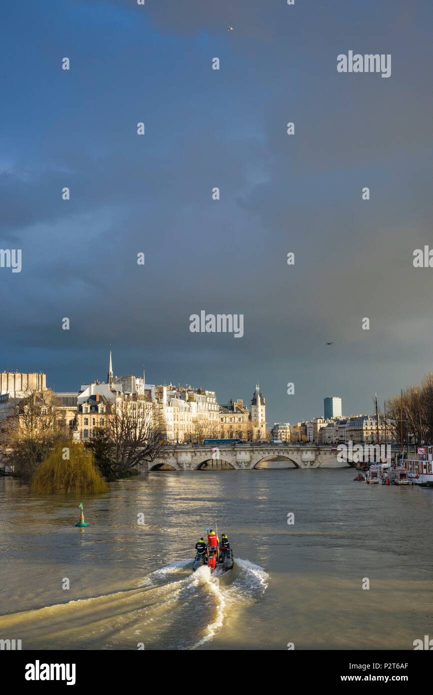 Frankreich, Paris, die Ufer der Seine als Weltkulturerbe von der UNESCO, Hochwasser des Flusses Seine (Januar 2018), Feuerwehrmänner Patrouille, Ile de la Cité und Pont Neuf im Hintergrund Stockfoto