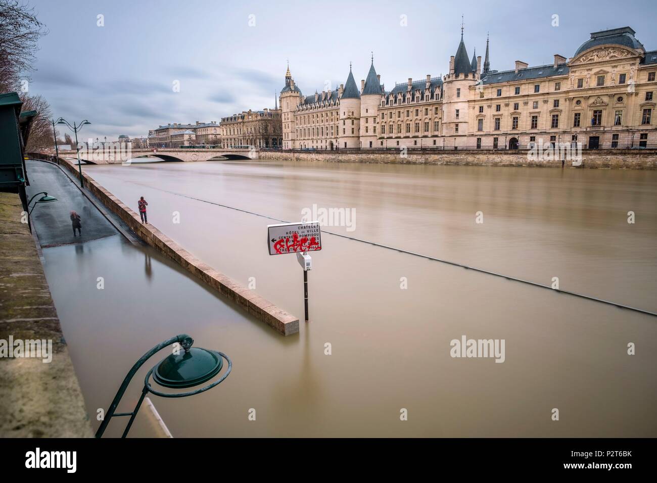 Frankreich, Paris, die Ufer der Seine als Weltkulturerbe von der UNESCO, Hochwasser des Flusses Seine (Januar 2018), Conciergerie und Gerichtsgebäude auf der Ile de la Cité Stockfoto