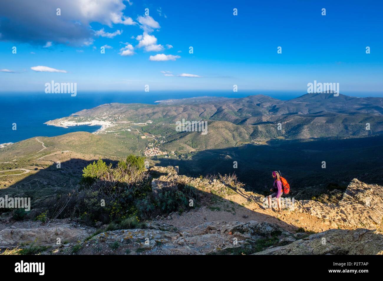 Spanien, Katalonien, El Port de la Selva, wandern zu Sant Salvador de Verdera Burg, deren Ruinen Sant Pere de Rodes Kloster übersehen und außergewöhnlichen Blick über Llança und El Port de la Selva Buchten bieten Stockfoto