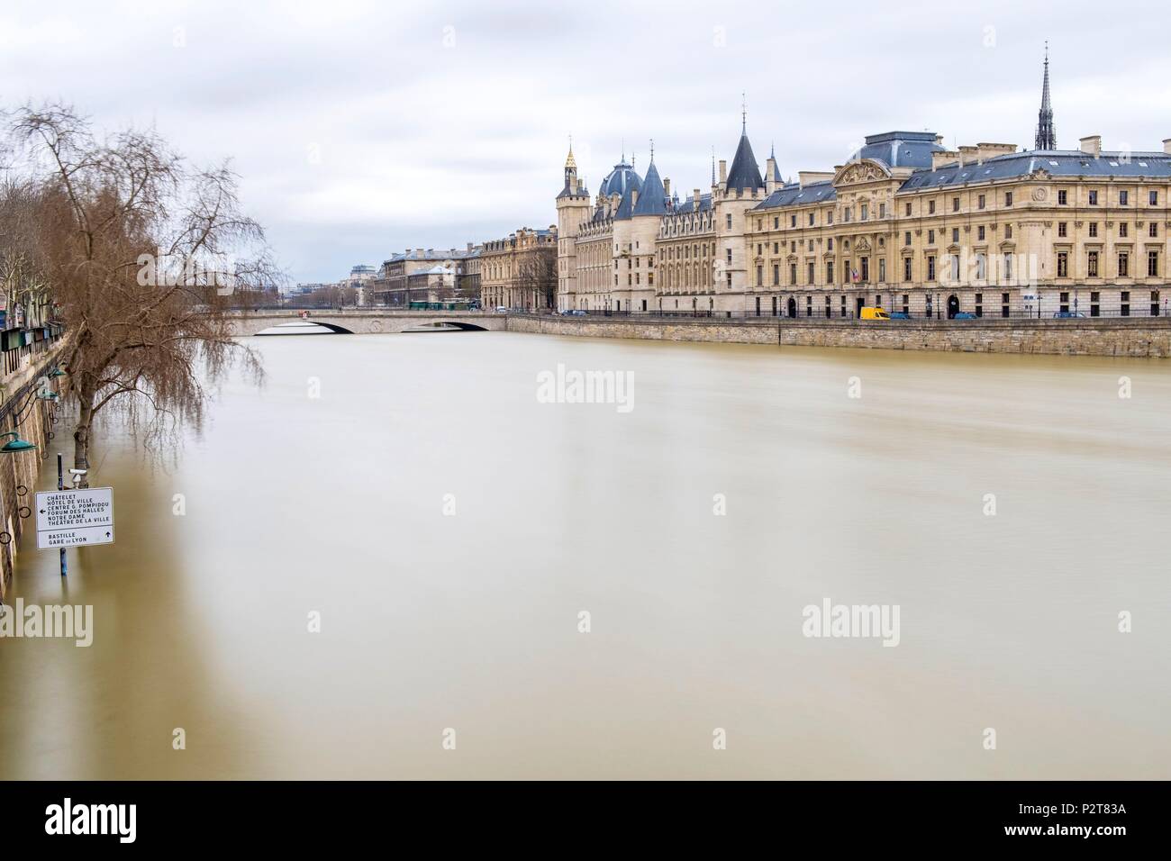 Frankreich, Paris, Bereich als Weltkulturerbe von der UNESCO, der Seine Hochwasser im Januar 2018 auf 5,85 m, Quai de la Megisserie und die Conciergerie Stockfoto